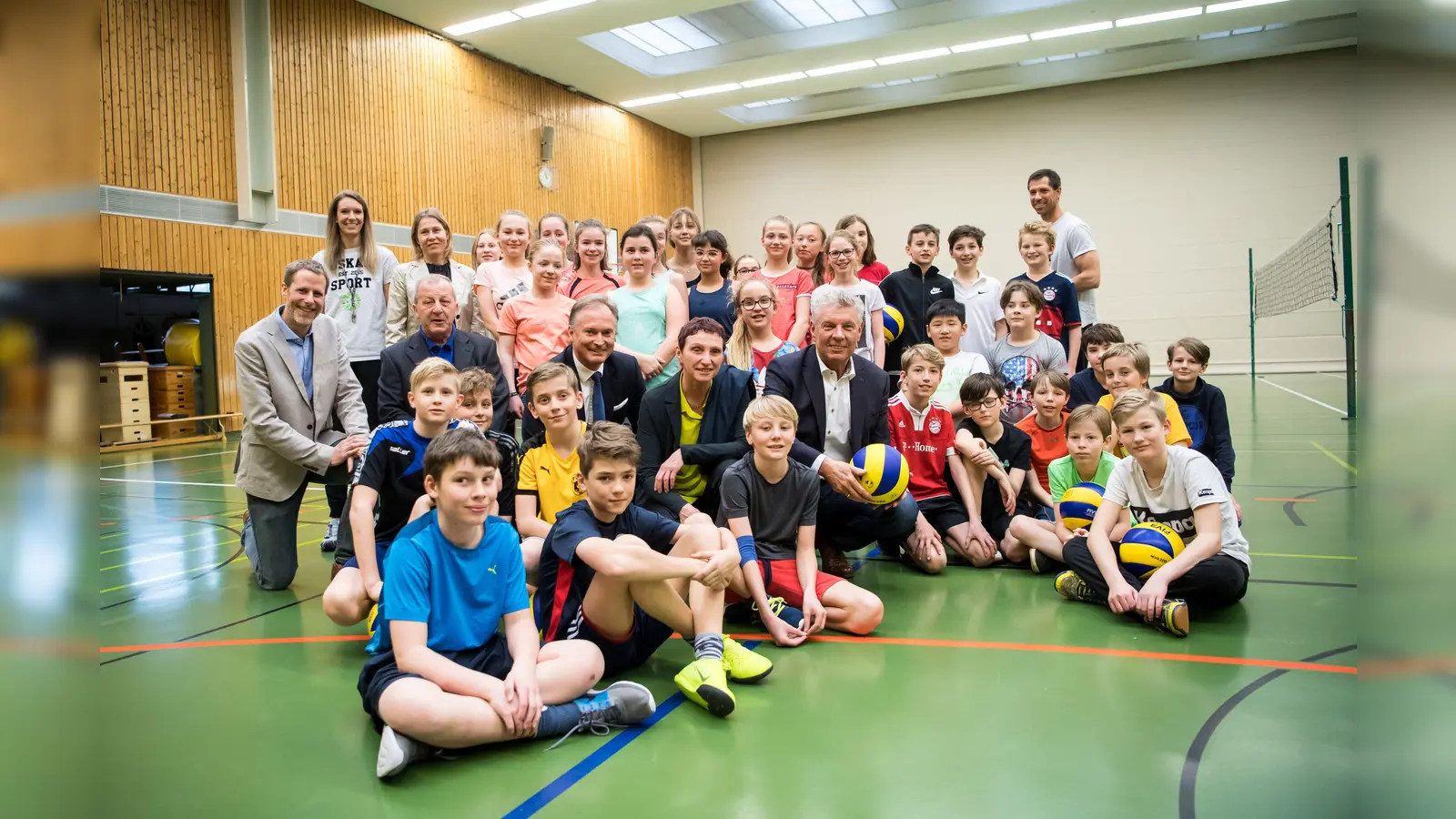 Schulsport in der Turnhalle – mit Besuch von Oberbürgermeister Dieter Reiter, Stadtschulrätin Beatrix Zurek, Helmut Jaschkowitz vom SV Weißblau Allianz und Jürgen Heinle von der Allianz Deutschland. (Foto: RBS/Lukas Barth-Tuttas)