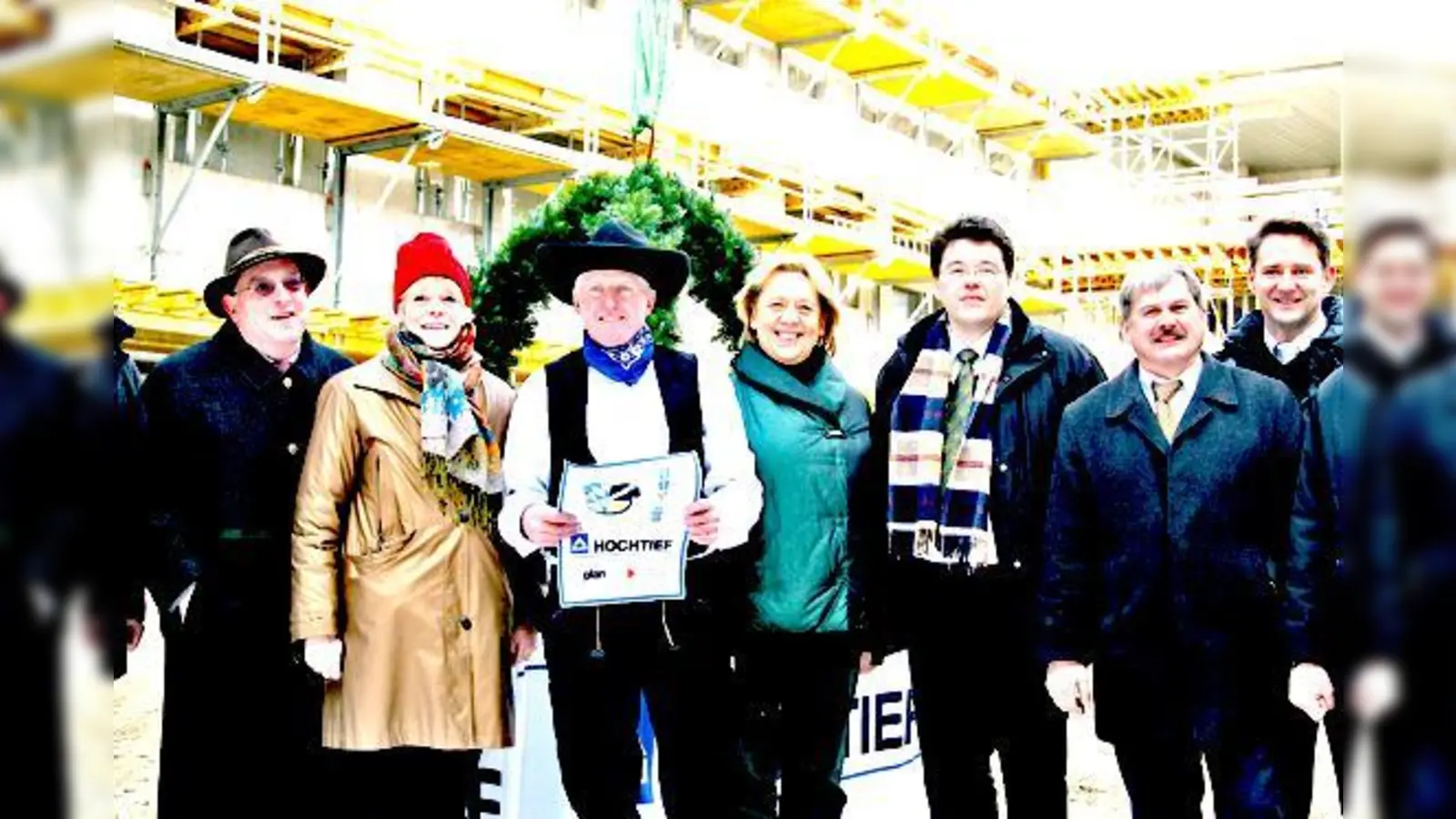 Zeigten sich beim Richtfest des neuen Gymnasiums in Feierlaune (v. l.) Pfarrer Toni Wolf, Ursula Mayer, Kurt Braun, Landrätin Johanna Rumschöttel, Thomas Loderer und seine Amtskollegen Johann Eichler und Stefan Kern.	 (Foto: mst)