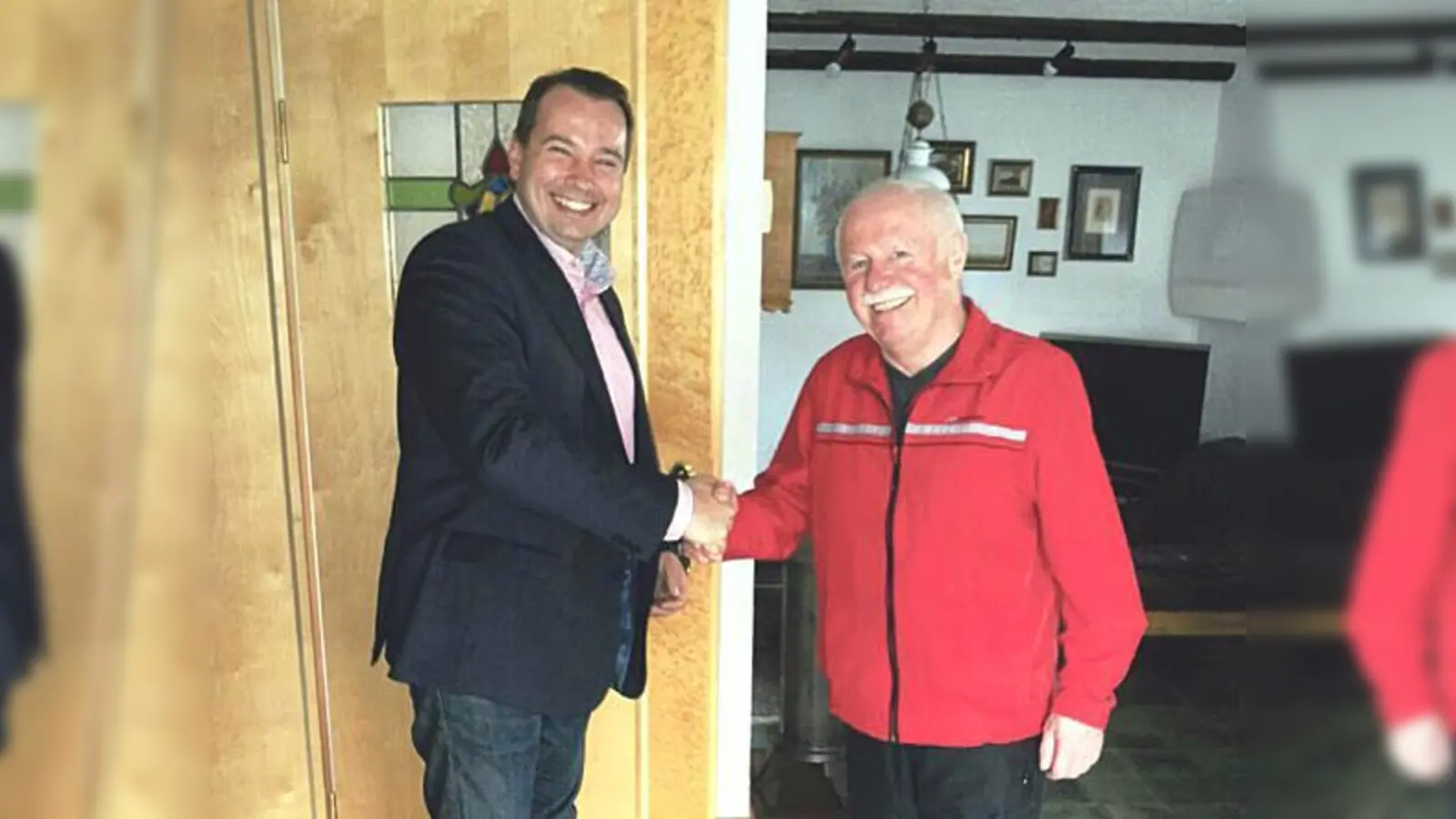 Der Hallbergmooser CSU-Chef Oliver Tjarks (links) gratulierte Fritz Gentzsch zum 70. Geburtstag. Der hatte einst die JU des Ortes mitgegründet. 	 (Foto: CSU)