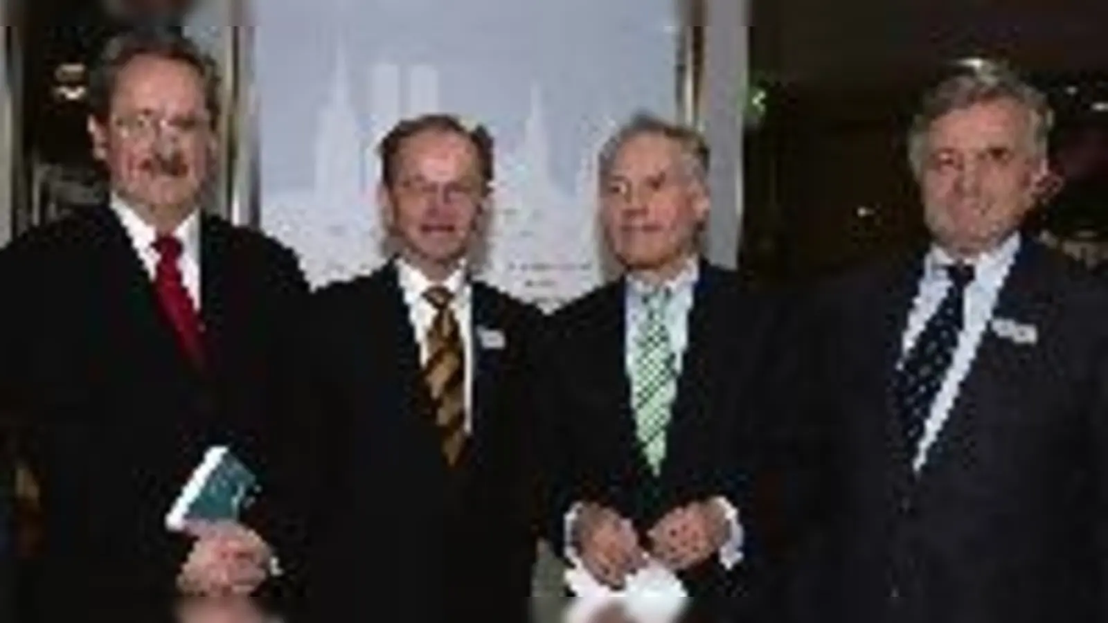Von  (Foto: Oberbürgermeister Christian Ude, Josef Schüller (ECE-Bereichsleiter Süd), Bayerns Wirtschaftsminister Erwin Huber und Stephan Kugel (Geschäftsführer des ECE Center-Managements) beim Neujahrsempfang im Neuperlacher Einkaufs-Center.)