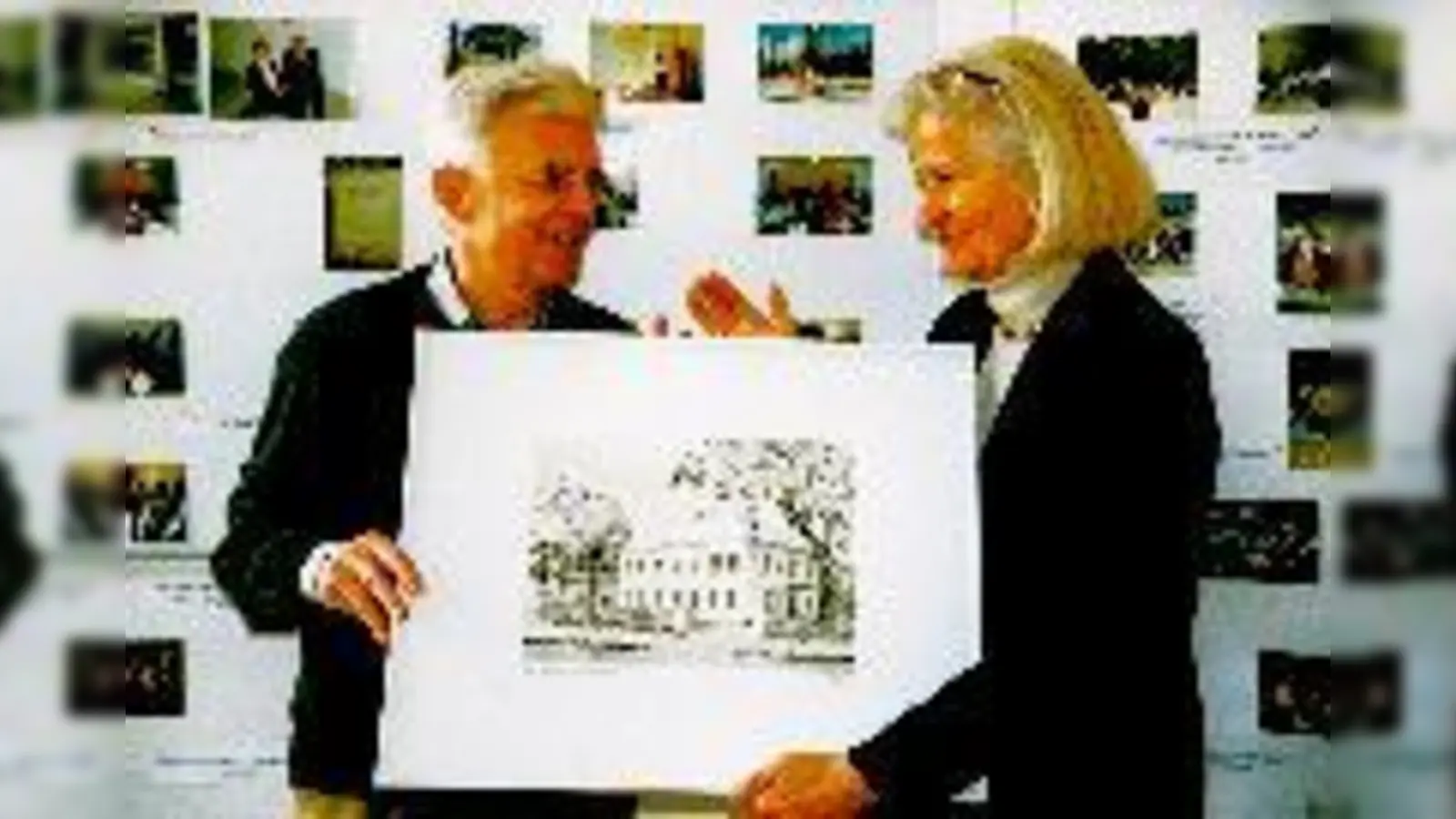 Gilla Schmitt-Thiel freute sich sehr über das Geschenk von Ado Punzmann für die Mohr-Villa.<br>	 (Foto: Angelika Pietrzik)