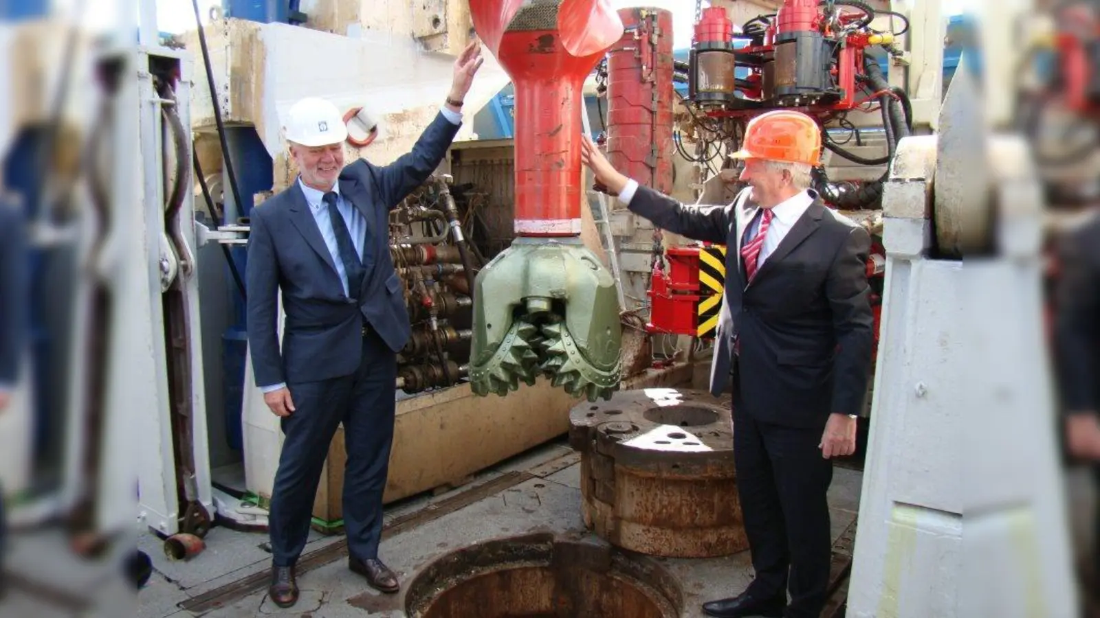 „Glück auf!”: Uwe Schindler (li.) und Stephan Schwarz geben den Startschuss für die Bohrung. (Foto: pst)