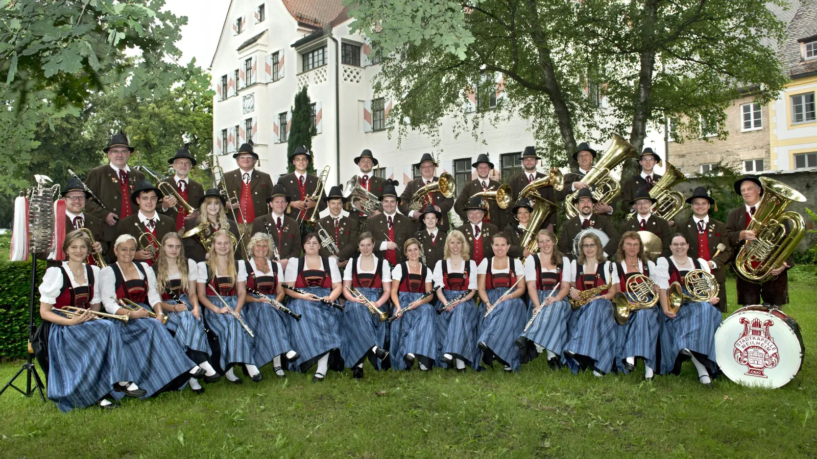 Freuen sich auf einen musikalischen Abend unter freiem Himmel: Die Stadtkapelle Weilheim lädt gemeinsam mit dem Musikverein Polling zu einer Serenade ein.  (Foto: Emanuel Gronau)