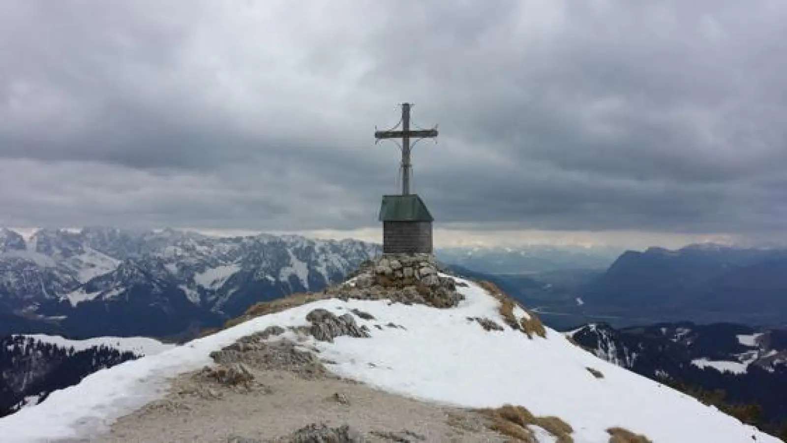 Die Aussicht vom Gipfel des Geigelstein reicht bis weit in das Inntal hinaus. Links das Tiroler Kaisergebirge.	 (Foto: Stefan Dohl)