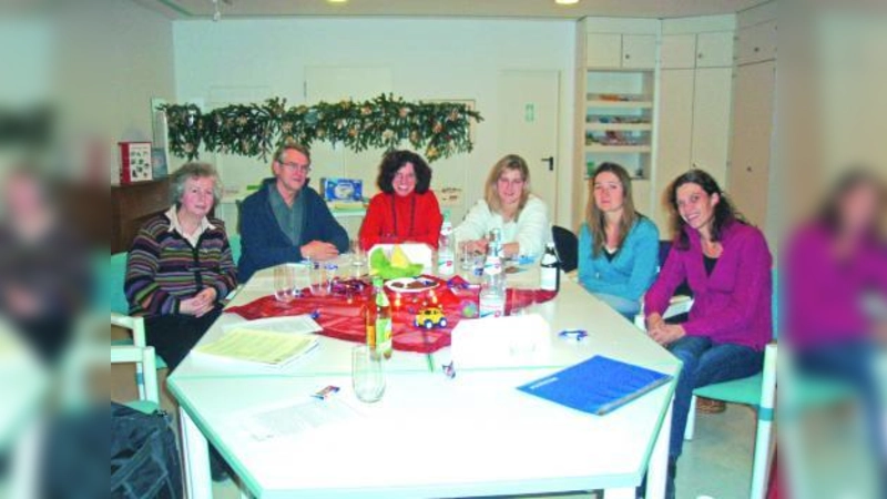 Dr. Nicosia Nieß, Vorsitzende des „autismus Oberbayern <br>e.V.” (l.), besuchte die Selbsthilfegruppe KOKON und deren Leiterin Martina Hofpensitz (3.v.l.). (Foto: pi)