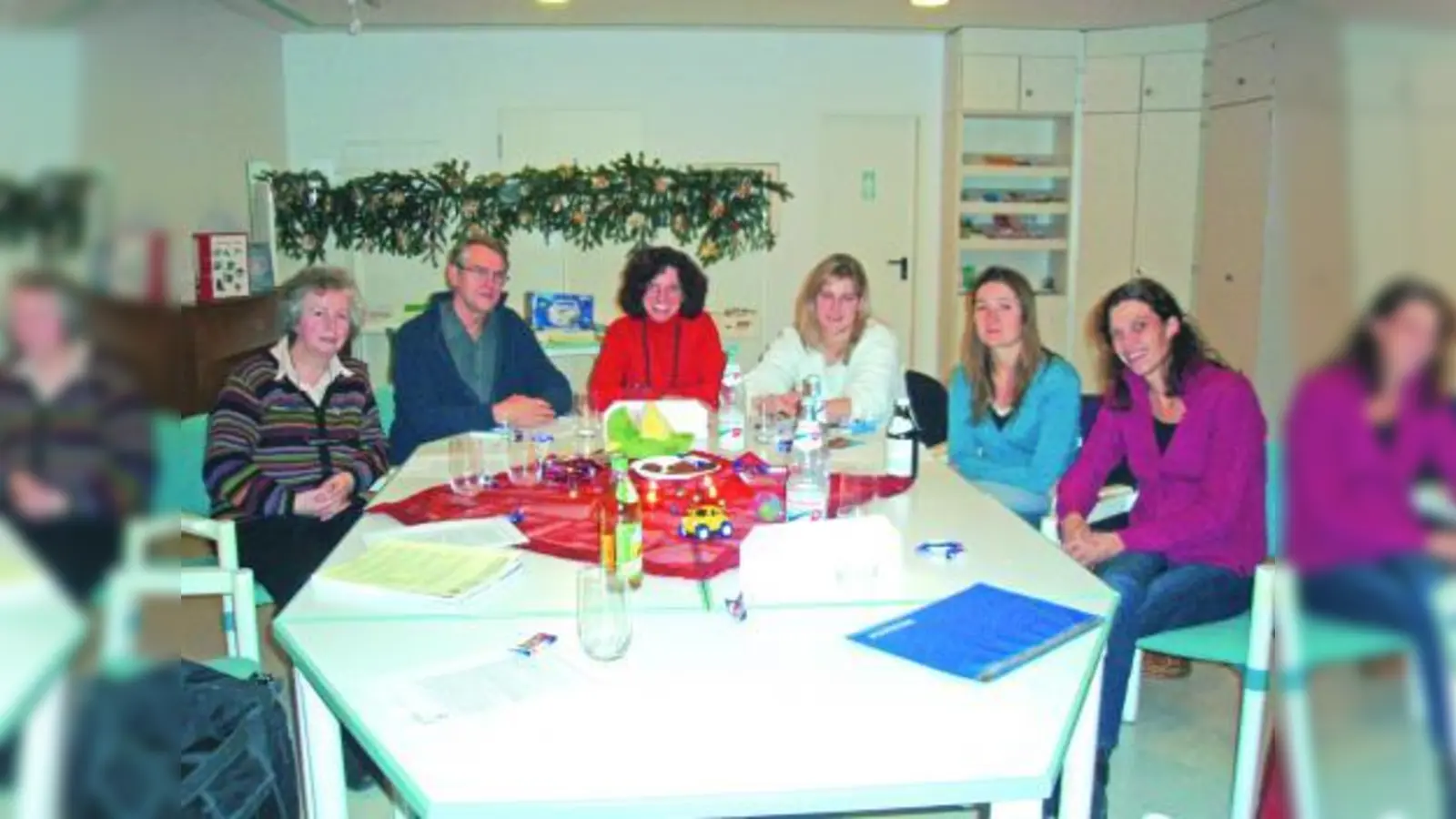 Dr. Nicosia Nieß, Vorsitzende des „autismus Oberbayern <br>e.V.” (l.), besuchte die Selbsthilfegruppe KOKON und deren Leiterin Martina Hofpensitz (3.v.l.). (Foto: pi)