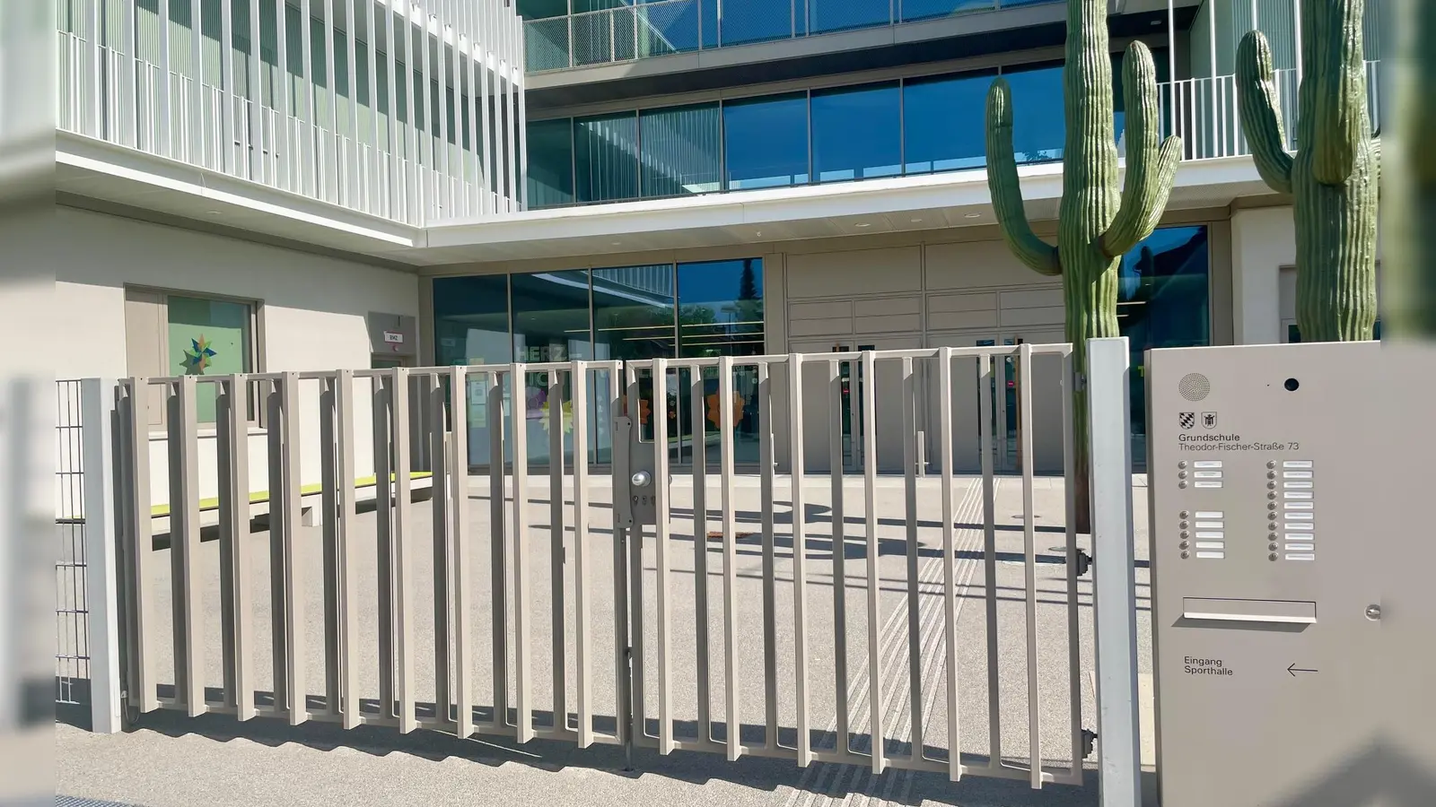 Das Eingangstor zur Grundschule an der Theodor-Fischer-Straße ist tagsüber während der Unterrichts- und Betreuungszeiten geschlossen. Eine Öffnung käme nur in den Abendstunden, an den Wochenenden und in den Ferien in Frage. (Foto: bb)