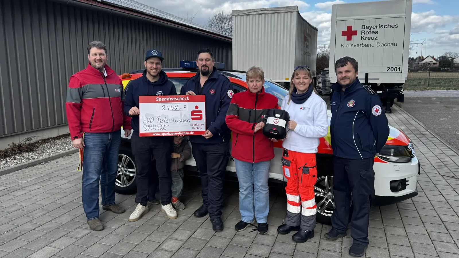 Freuten sich über den neuen Defilibrator: Marko Hammer, Bernhard Zeidler, Thomas Bauer, Angelika Gumowski, Claudia Poppek und Christoph van Bracht (v. l.). (Foto: BRK - Kreisverband Dachau)