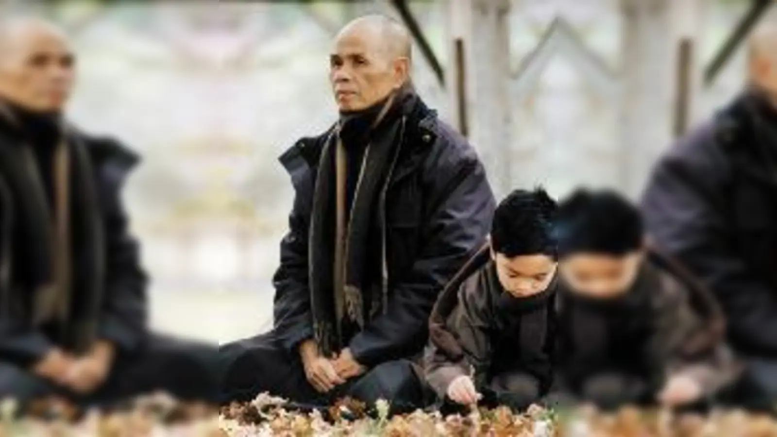 Alt und Jung. Thich Nhat Hanh lehrt jeden, unabhängig des Alters und der Herkunft, seine Botschaft für Frieden und Freiheit. (Foto: VA)