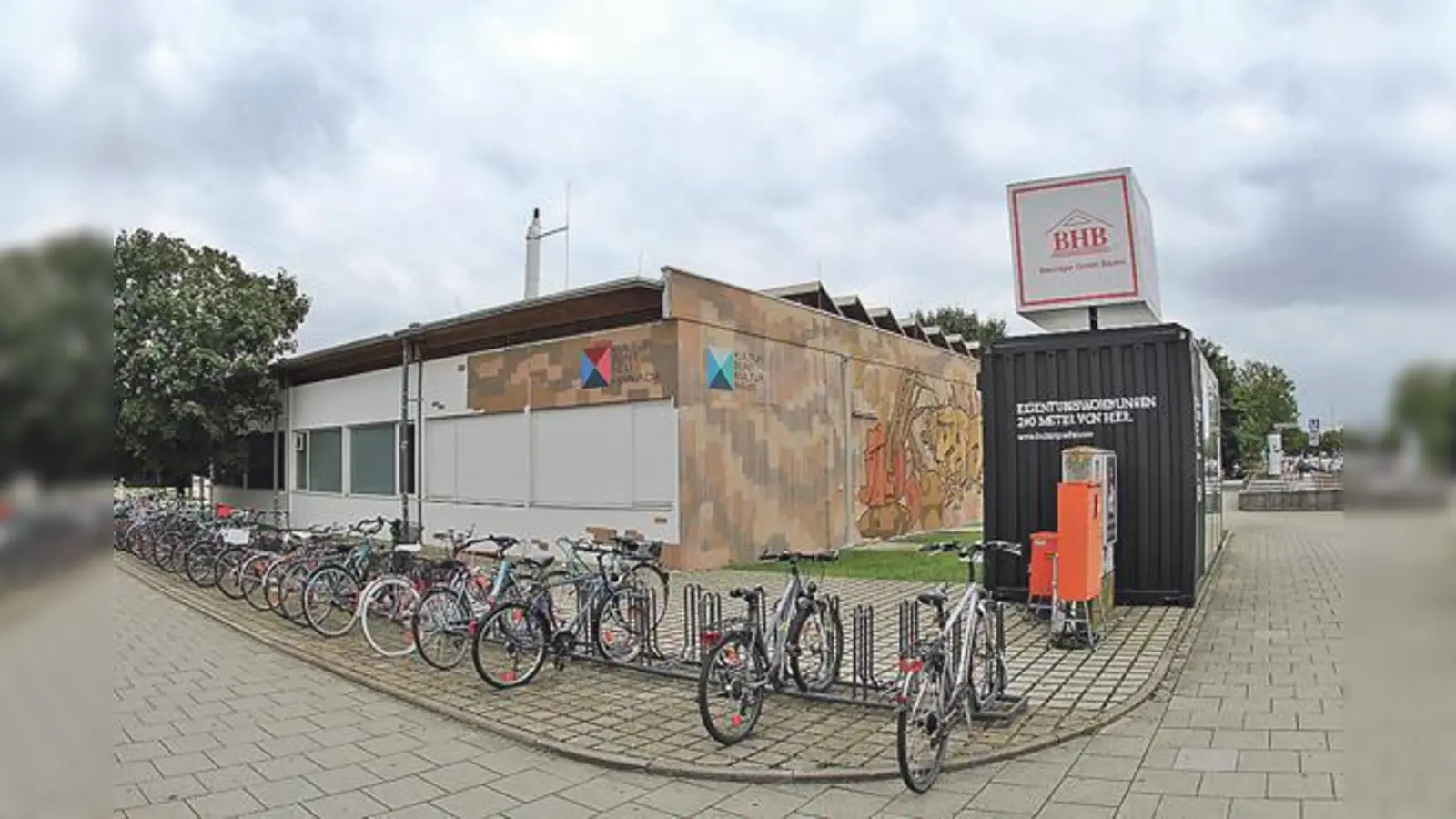 Seine Tage sind gezählt. Das umstrittene Kulturhaus am Hanns-Seidel-Platz wird im November abgerissen. (Foto: RedB)