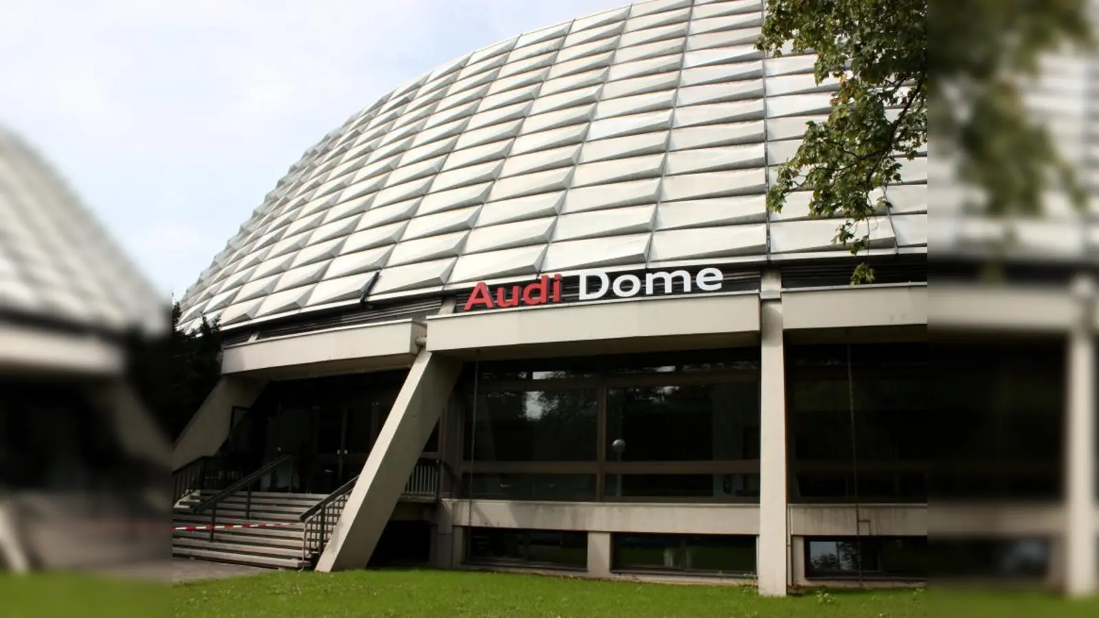 Der Audi Dome in Sendling-Westpark. Gerade wenn hier Basketballspiele des FC Bayern sind, steht das angrenzende Wohngebiet kurz vor dem Vekehrs- und Parkkollaps. (Foto: job)