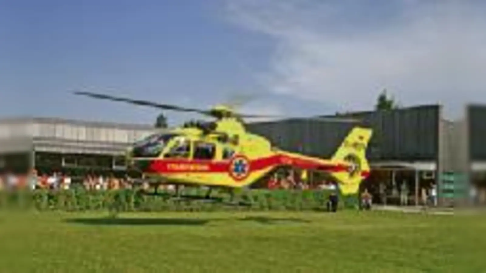 Gelungenes Jubiläum: Der Gewinner der Schnitzeljagd durfte sich über einen Rundflug mit dem Feuerwehrhubschrauber »Ariane 9« freuen	.  (Foto: VA)