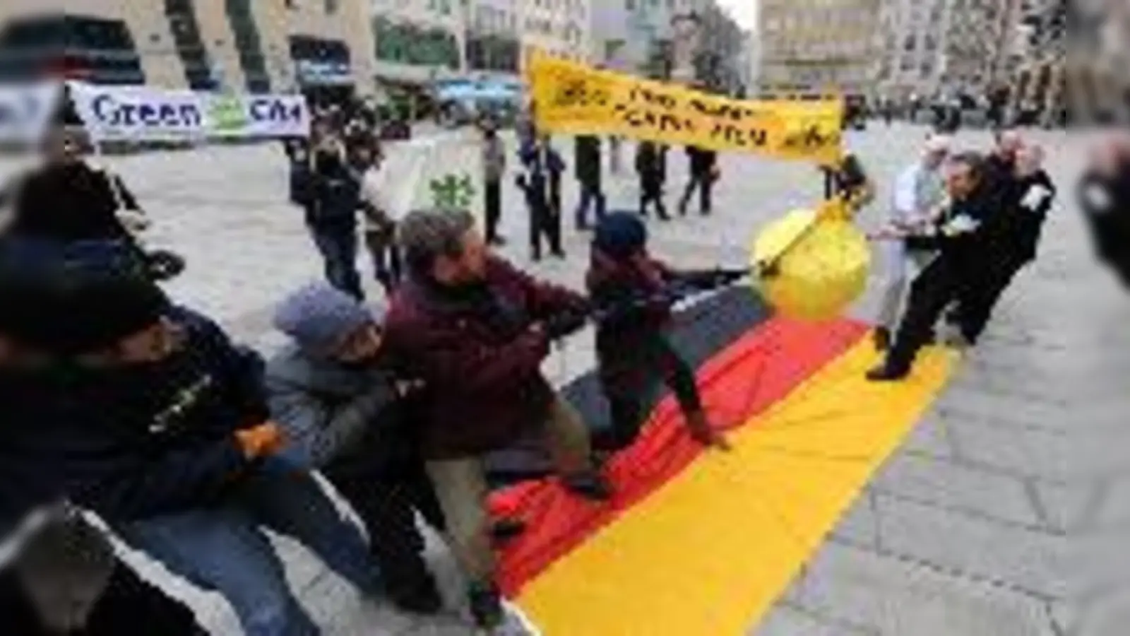 Münchner Bürger protestierten mit einem symbolischen Tauziehen gegen die frühzeitige Kürzung der Solarstromvergütung der Bundesregierung.   (Foto: Green City e.V.)