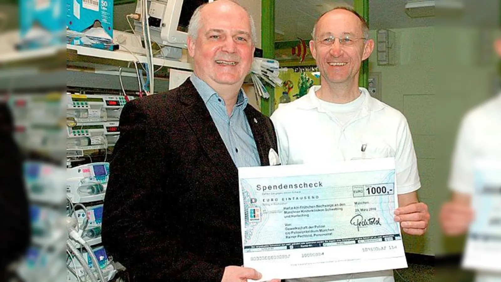 Personalrat Rainer Pechtold und Prof. Walter Mihatsch bei der Übergabe. 	 (Foto: Klinikum München)