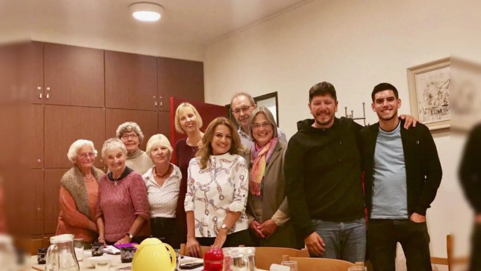 „Damit Frieden wachse”: Das Orgateam des Pasinger Friedensweges mit Anke Möser, Ilse Diez, Gertrud Scherer, Anna-Maria Berg, Marion Stopic, Taliye Alper, Ralf Criens, Luitgard Golla-Fackler, Volkan Türlü und Lukas Brummer. (Foto: Marion Stopic)