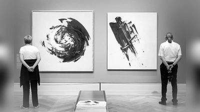 Fotografien von Museumsgästen vor den Objekten sind das Thema von Ulrich Fischers Teil der Ausstellung.  (Foto: U. Fischer)