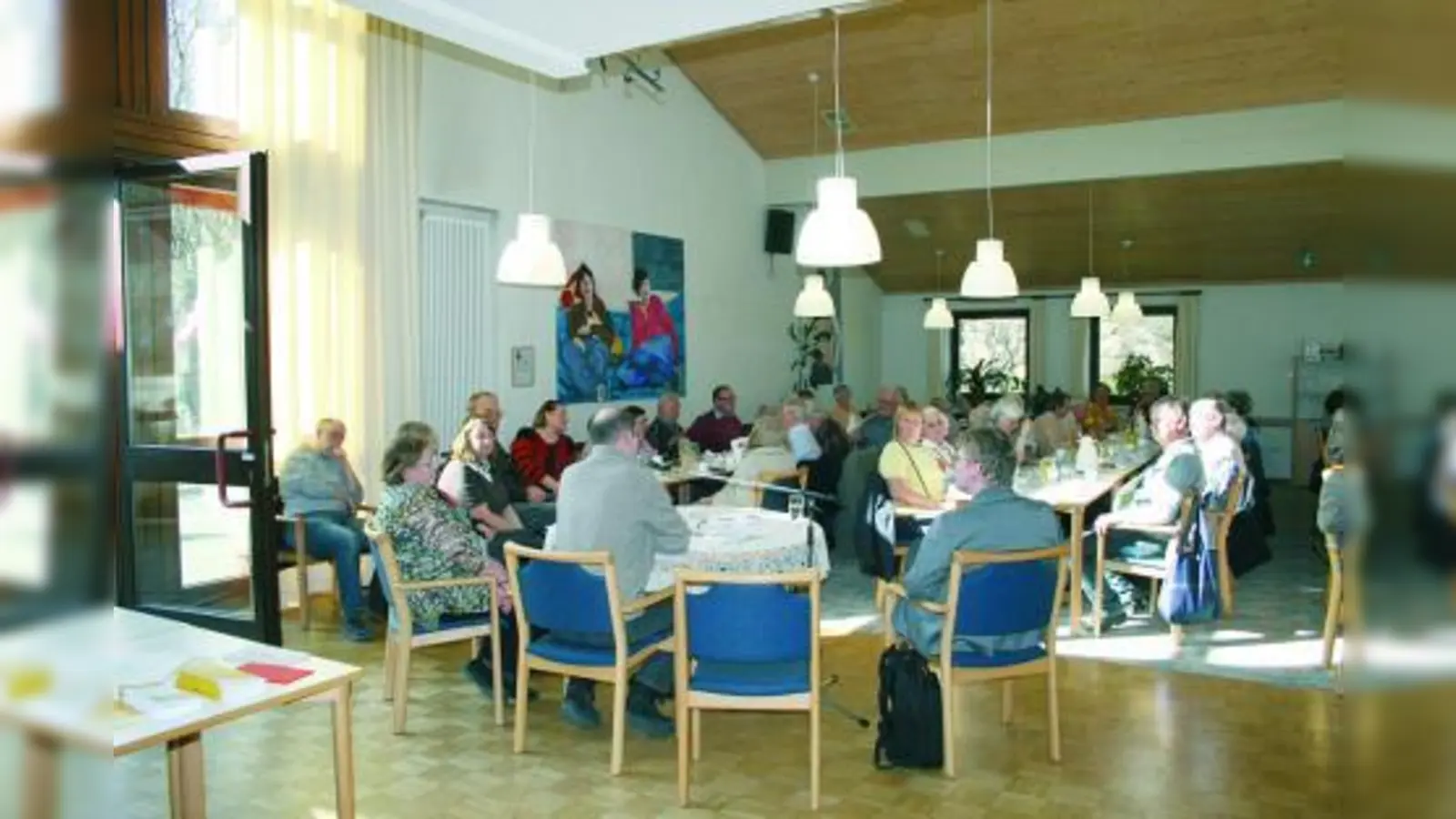 Weit über 60 interessierte Besucher lauschten dem Vortrag von Franz Petzenhauser vom Sozialbürgerhaus Laim. (Foto: Stefanie Junggunst)