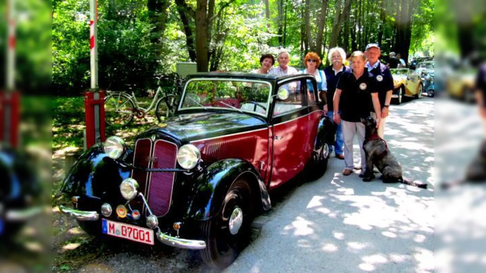 Bewundern die alten Wagen: Eva und Max Tieschky, Bürgermeisterin Elisabeth Ziegler, Manfred Bernhardt, Rudi Batzer und Peter Benthues.	 (Foto: VA)