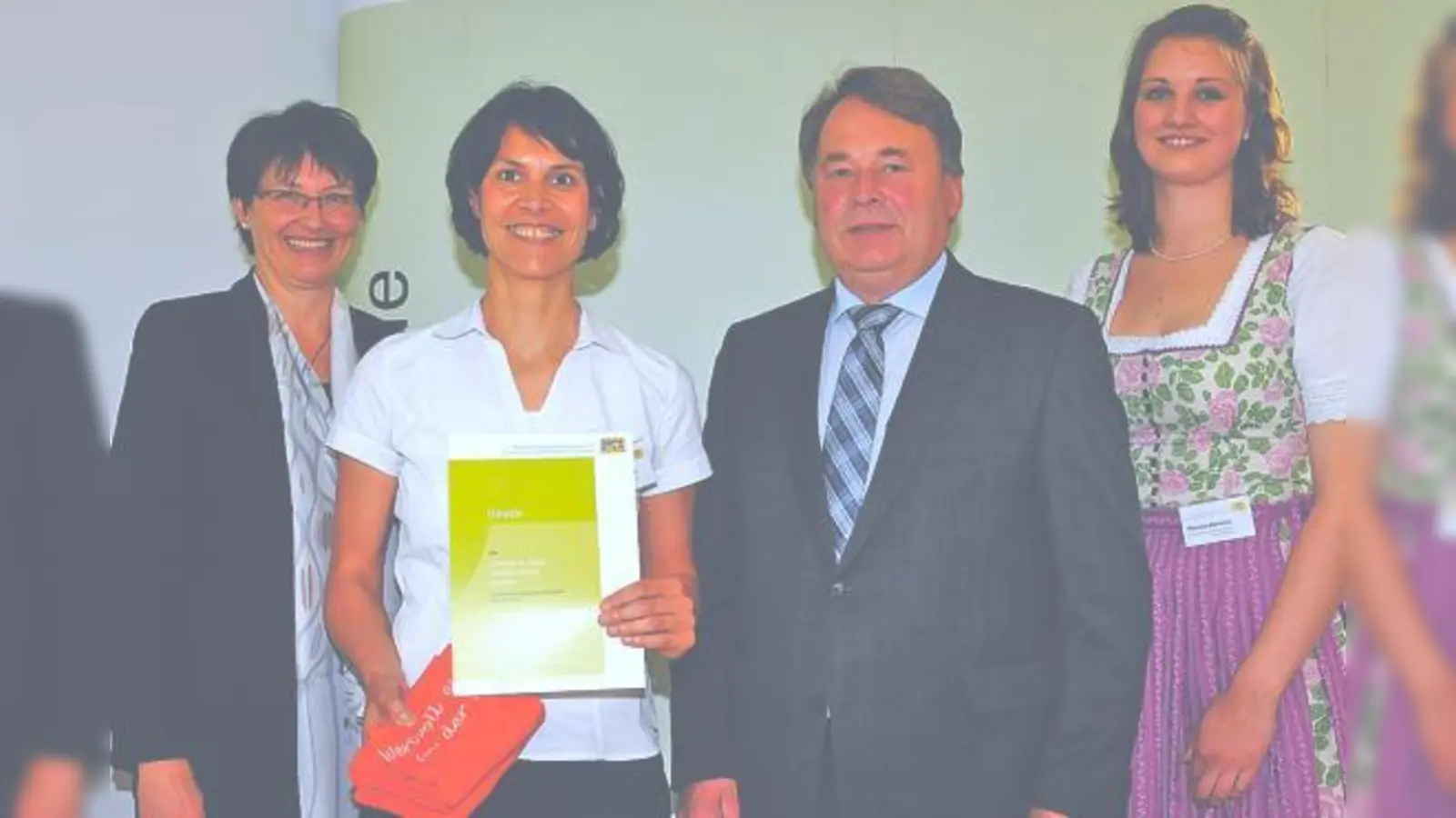 Ausgezeichnetes Essen für die Kleinen (v. l.): Angelika Reiter-Nüssle, Diane Buchmann, Helmut Brunner und Theresia Seemüller, die Ansprechpartnerin der Ebersberger Kitaverpflegung bei der Urkundenverleihung. 	 (F: AELF)