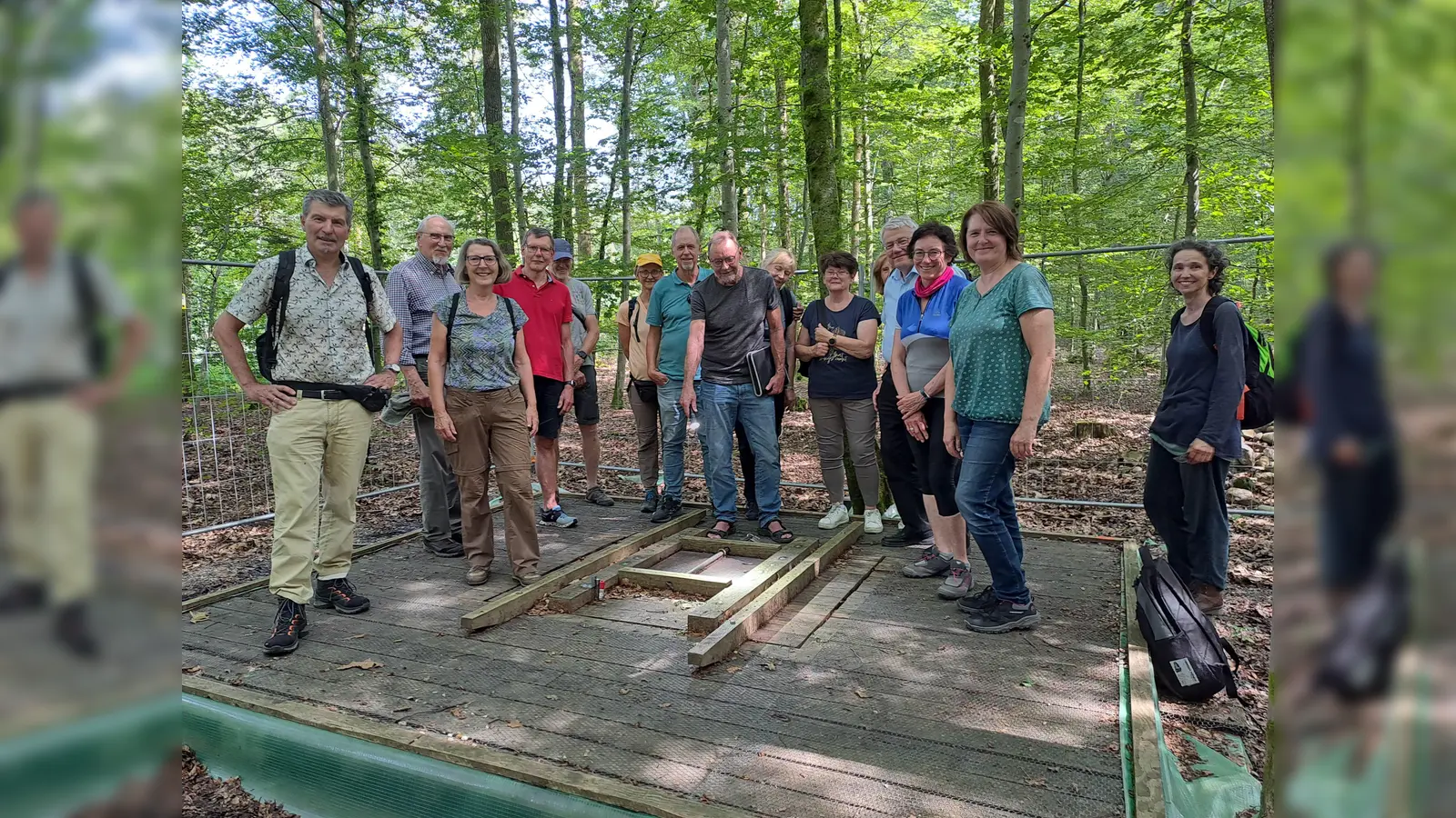 Mit Stadtführer Thomas Warg machten sich die Teilnehmer der vhs auf zum wiederentdeckten Brunnen im Ebersberger Forst. (Foto: vhs Vaterstetten )