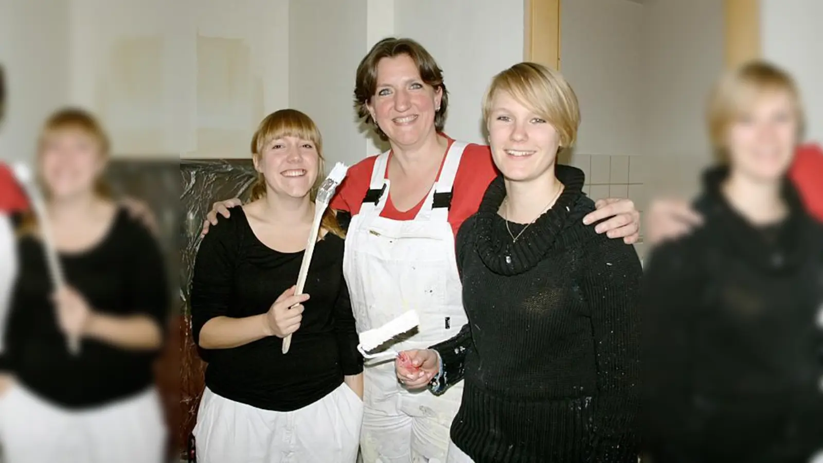 Sirin Emgan, Sabine Schneider und Anna Heitzer (v. li.) aus dem Team des »Brücke«-Vereins haben beim Weißeln ein wenig mitgeholfen.	 (Foto: js)
