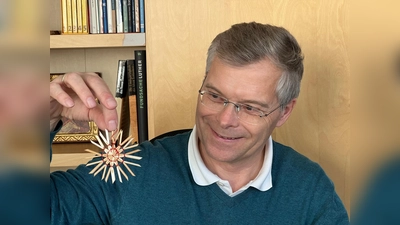 Pfarrer Andreas Lay erinnert der Strohstern an die Nacht in Bethlehem, als Jesus im Stall geboren wurde. (Foto: Lay)