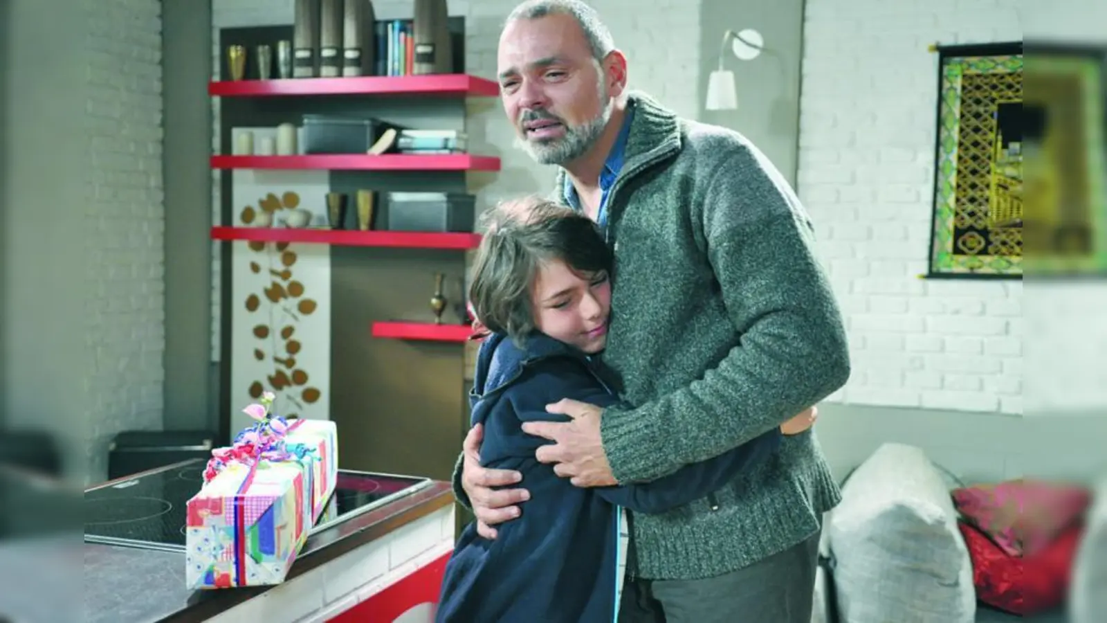 Sülo (Giovanni Arvaneh) hat Krebs. Was passiert mit seinem Sohn Bruno (Shayan Hartmann)? (Foto: ARD/Jo Bischoff)