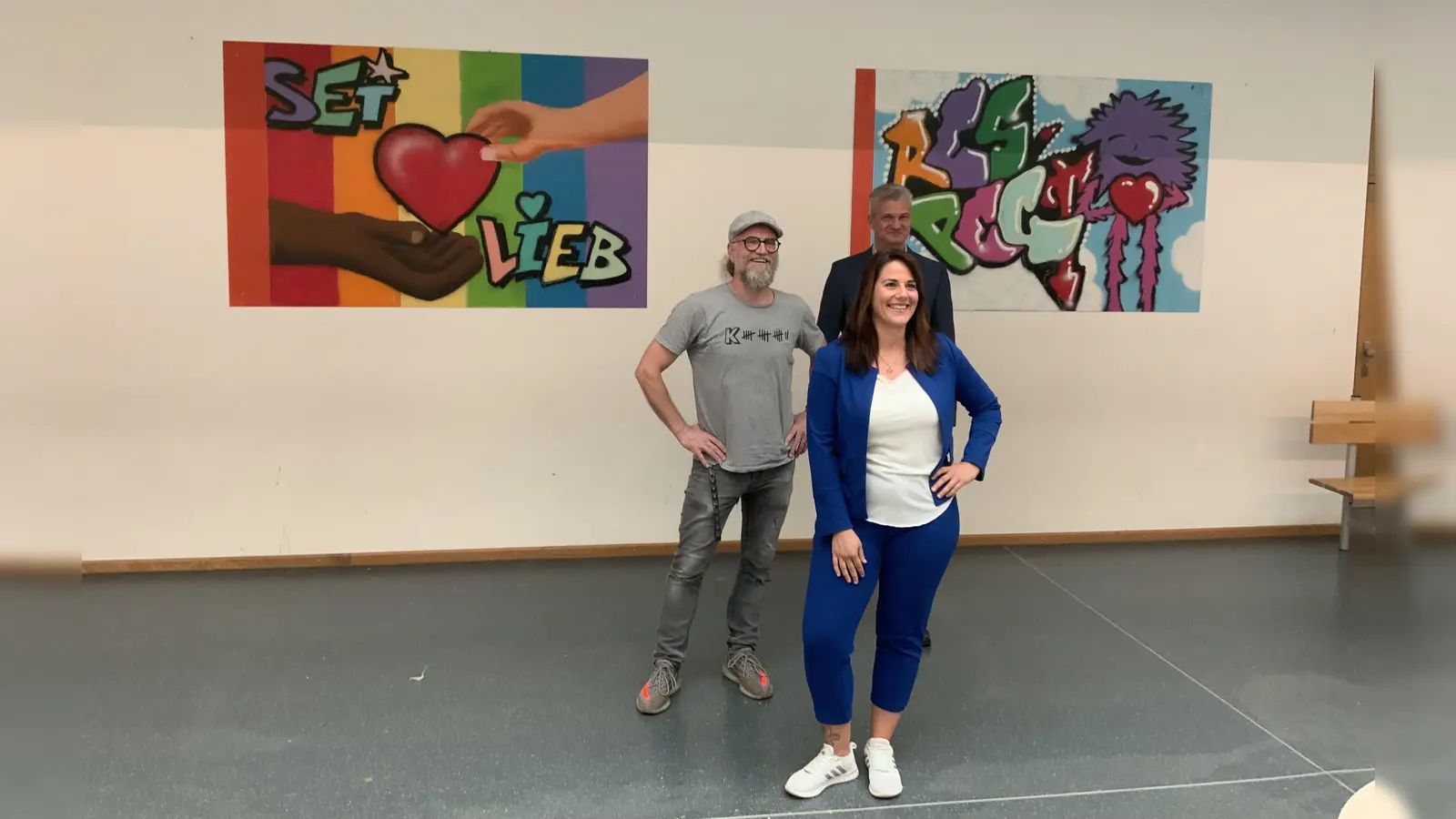 Sie freuen sich über die tollen Kunstwerke der Schülerinnen und Schüler: v.l. Melander „Lando” Holzapfel, Tanja Weindl und Schulleiter Christian Schmitz. (Foto: Schule)