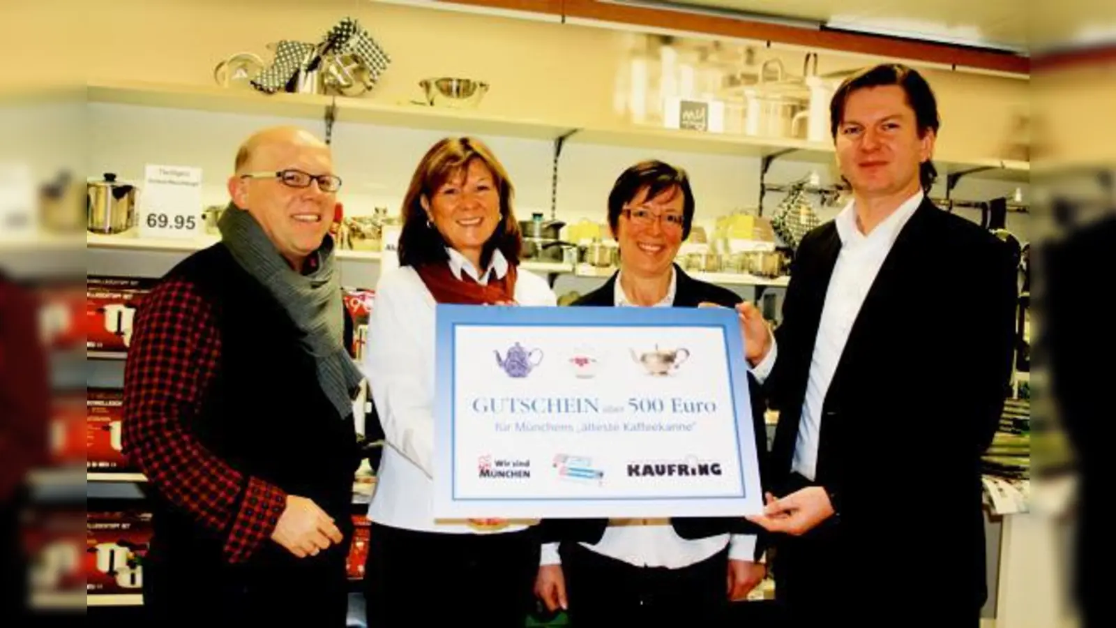 Im Pasinger Kaufring (Bäckerstr.1) überreichten (v.r.) Geschäftsführer Magnus Versen, Filialleiterin Anita Schneider und Werbe-Spiegel-­Verkaufsleiter Jürgen Kirner der strahlenden Gewinnerin Friederike Lüke (2.v.l.) den Gutschein.  (Foto: bb)