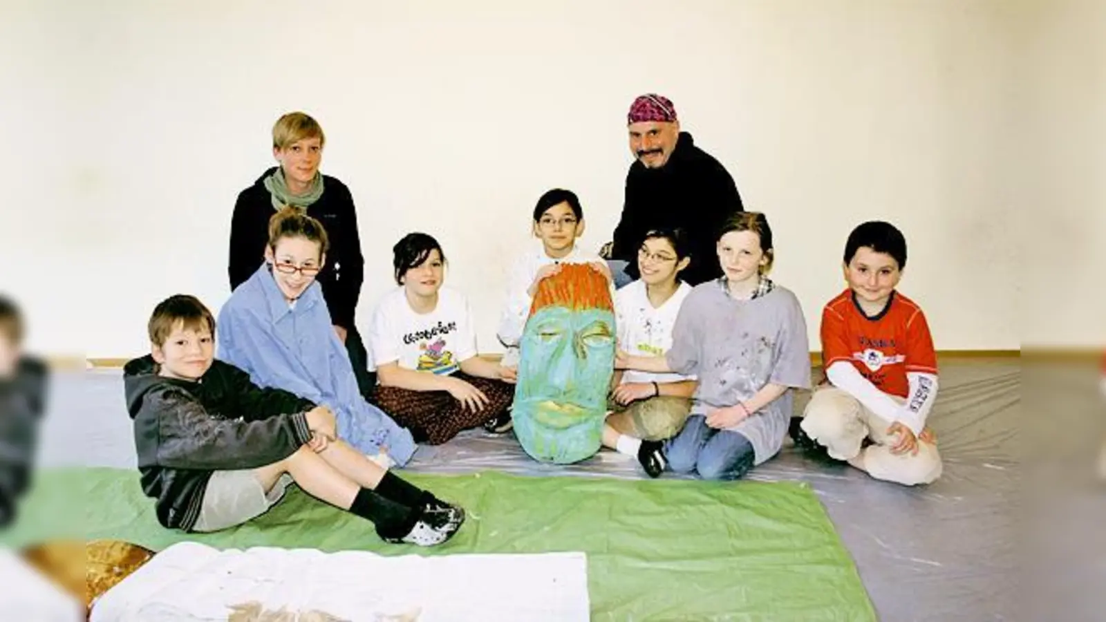 Frank Werner und Betreuerin Julia Rosendahl mit Esmeralda, Nico, Nina, Anna-Lydia, Michelle, Cihan, Esmeralda und Mendy arbeiten an Michaela.	 (Foto: hw)