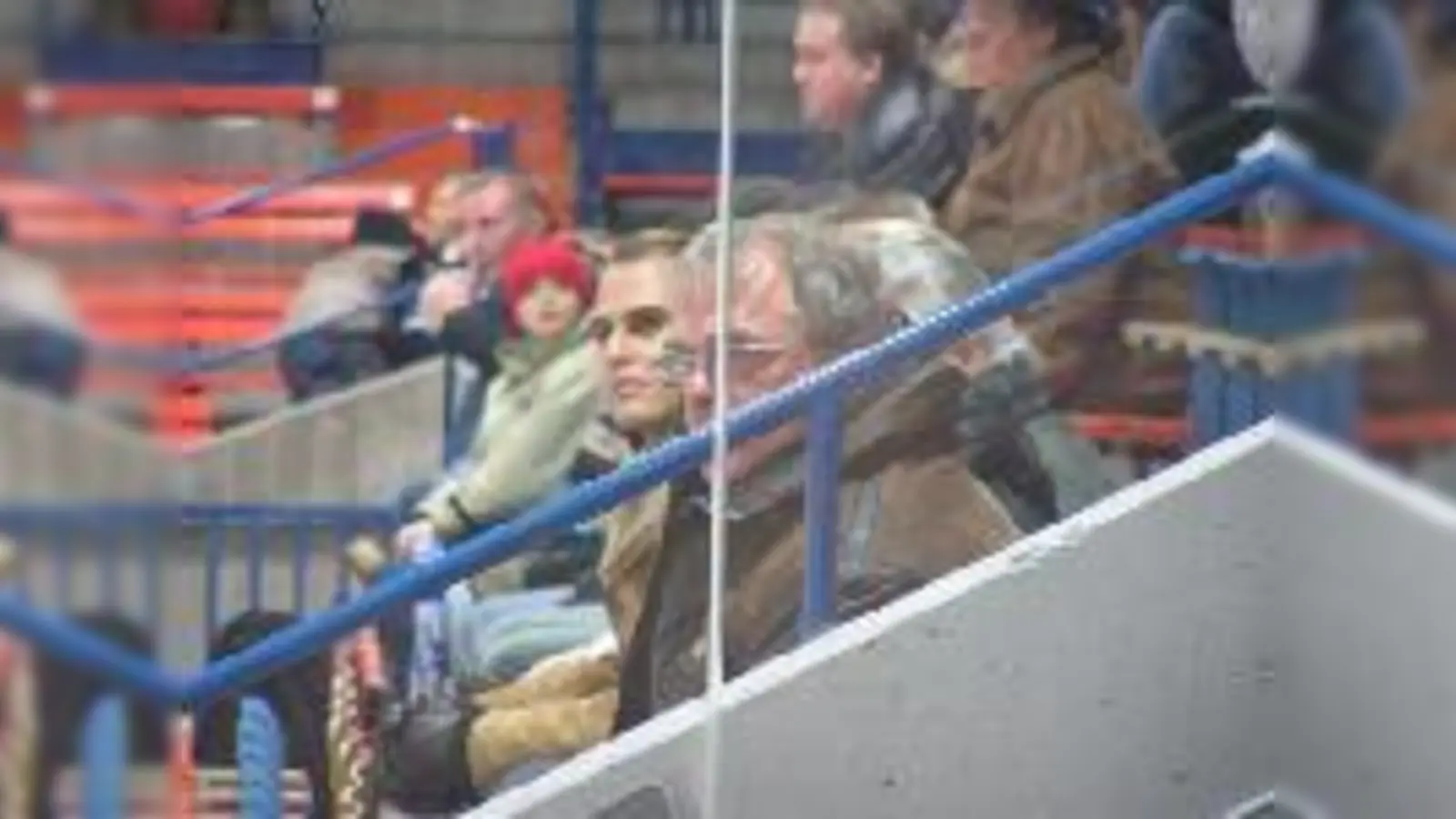 Musste das Spiel aus ungewohnter Position beobachten: EHC-Coach Kink.  (Foto: fil)