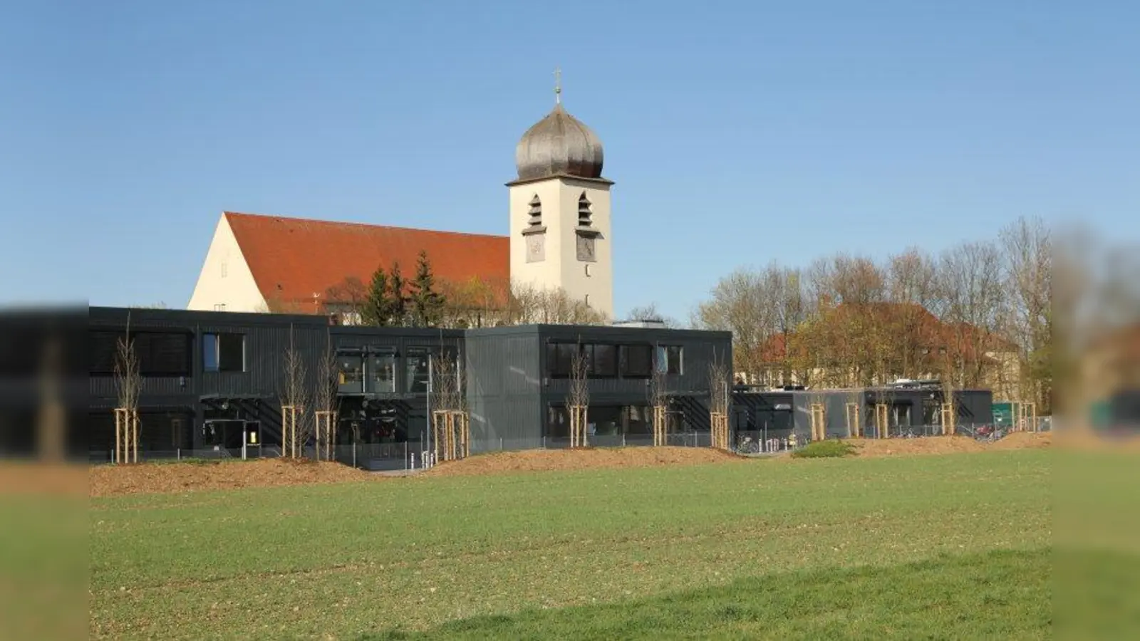 Nach einem Jahr heftiger Diskussion um Formaldehydbelastung und deren Beseitigung hält die Stadt ihr Mediations- und Informationsangebot für die Schulfamilie in der Grundschule an der Grandlstraße aufrecht. (Foto: us)