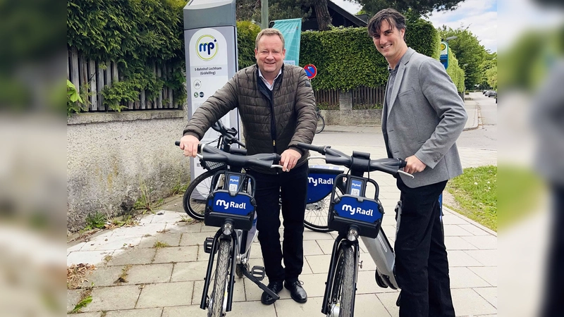 Bürgermeister Peter Köstler (l.) und Malte Hasselkus (Leiter Stabstelle Mobilität) an der „MyRadl”-Fahrradleihstation am Bahnhof Lochham. (Foto: Birgit Doll)