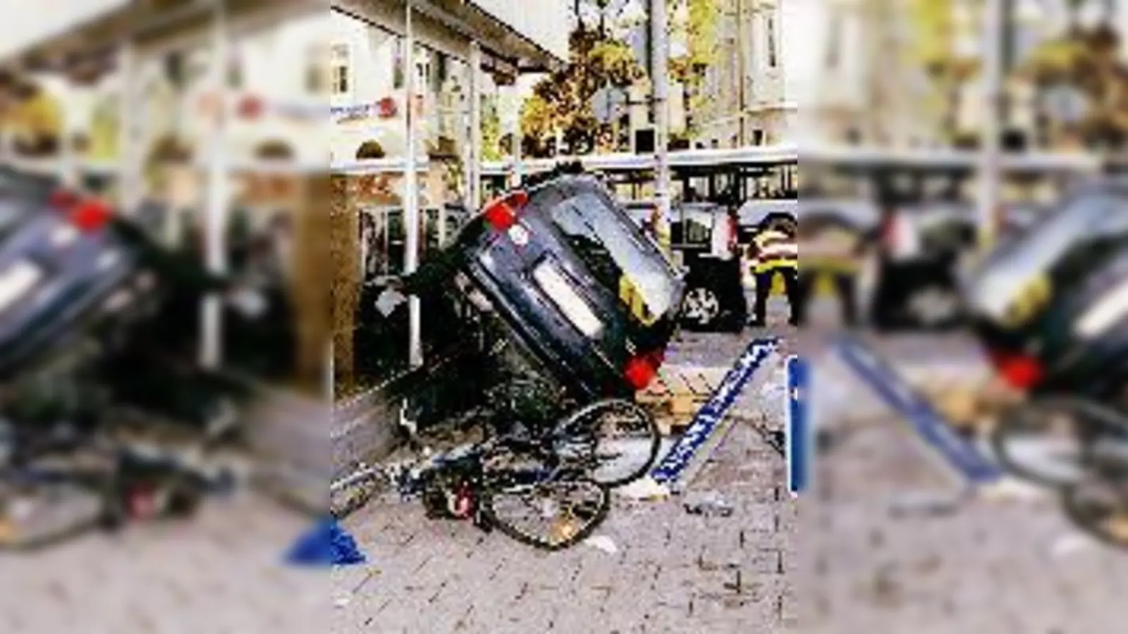 Ein dramatisches Bild bot sich am Freitag der Feuerwehr: nach einem Zusammenstoß kam ein Auto erst im Schaufenster eines Kaufhauses zu stehen. 	 (Foto: Feuerwehr)