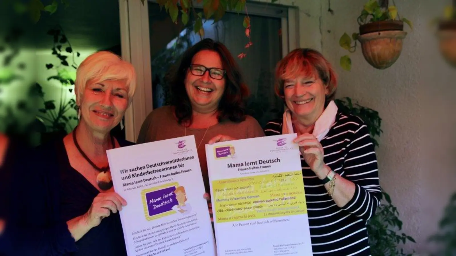„Wir freuen uns sehr, dass wir wieder loslegen können“ Im September startet die Mama-lernt-deutsch-Initiative wieder, dann mit zusätzlichen Gruppen, für die neue ehrenamtliche Helferinnen gesucht werden. V.l. die Organisatorinnen Riki Überreiter und Gabriele Keller sowie die langjährige Helferin Barbara Wolf. (Foto: us)