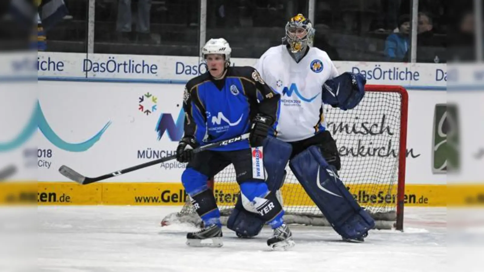 Auf der Brust ziehen der EHC und Riessersee an einem Strang (München 2018), auf dem Eis sind sie Gegner  mit besserem Ausgang für den EHC.	 (Foto: Heike Feiner)