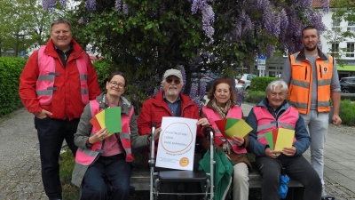 Trafen sich zum barrierefreien Spaziergang (v.l.): Andreas Wening, Sabine Ayhan, Bernhard Feilzer, Hanka Schmitt-Luginger, Johann Schraufnagl und Benjamin Huremovic. (Foto: red)