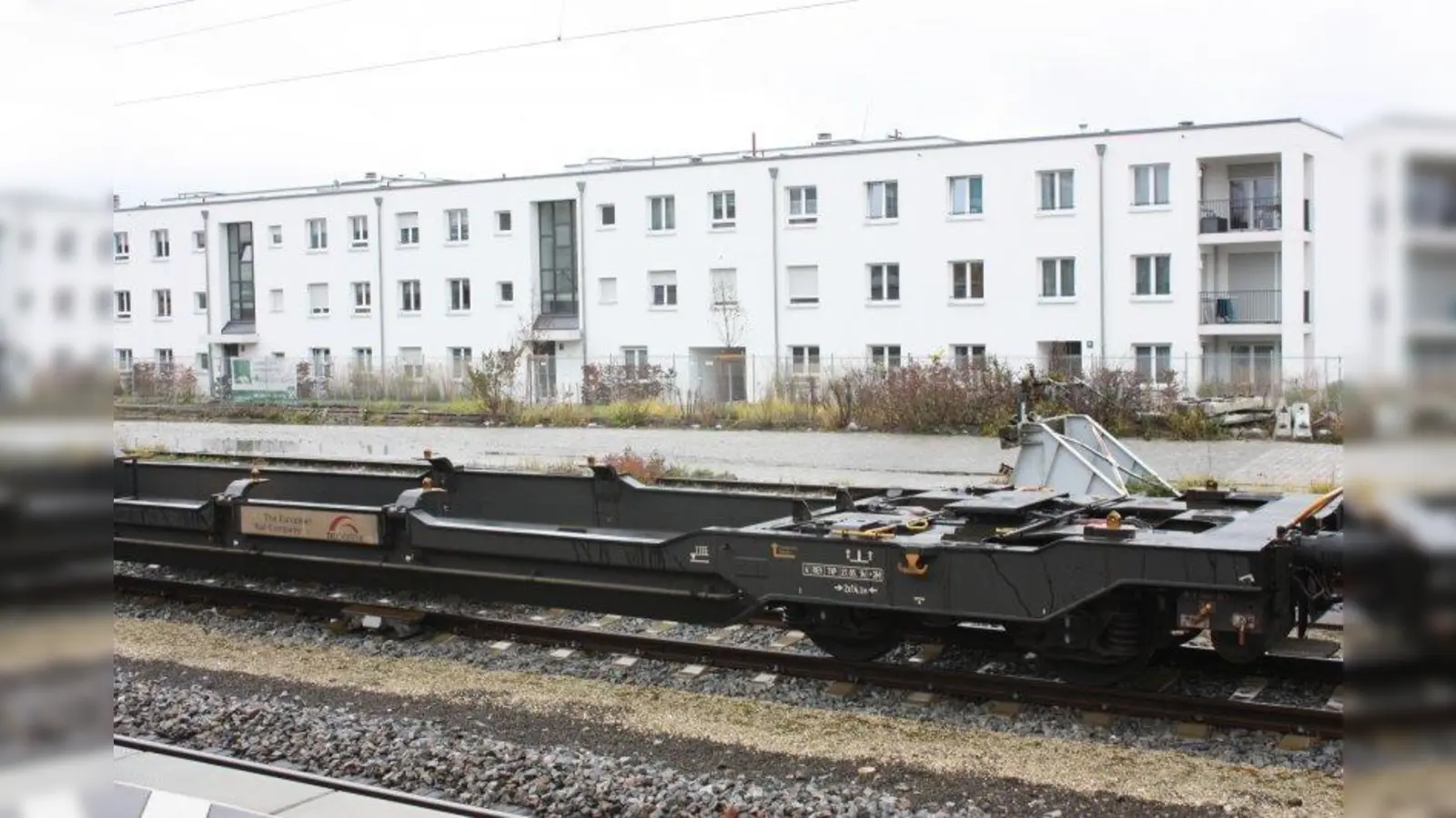 Am Distlhofweg hinter der Bahnstrecke sind bereits neue Wohnhäuser entstanden. Auch auf dem Betriebsgelände daneben ist eine neue Bebauung geplant. (Foto: csch)