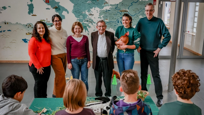 Von links: Carmen Babayigit (Jugendsozialarbeiterin), Andrea Zran (Rektorin), Ute Dechent (Bürgerstiftung Haar), Jürgen Partenheimer (Ehrenvorsitzender Bürgerstiftung Haar), Kursleiterin Silvia Tröndle und Alexander Zill (Vorstandsvorsitzender Bürgerstiftung Haar). (Foto: Janina Ruthenkolk)