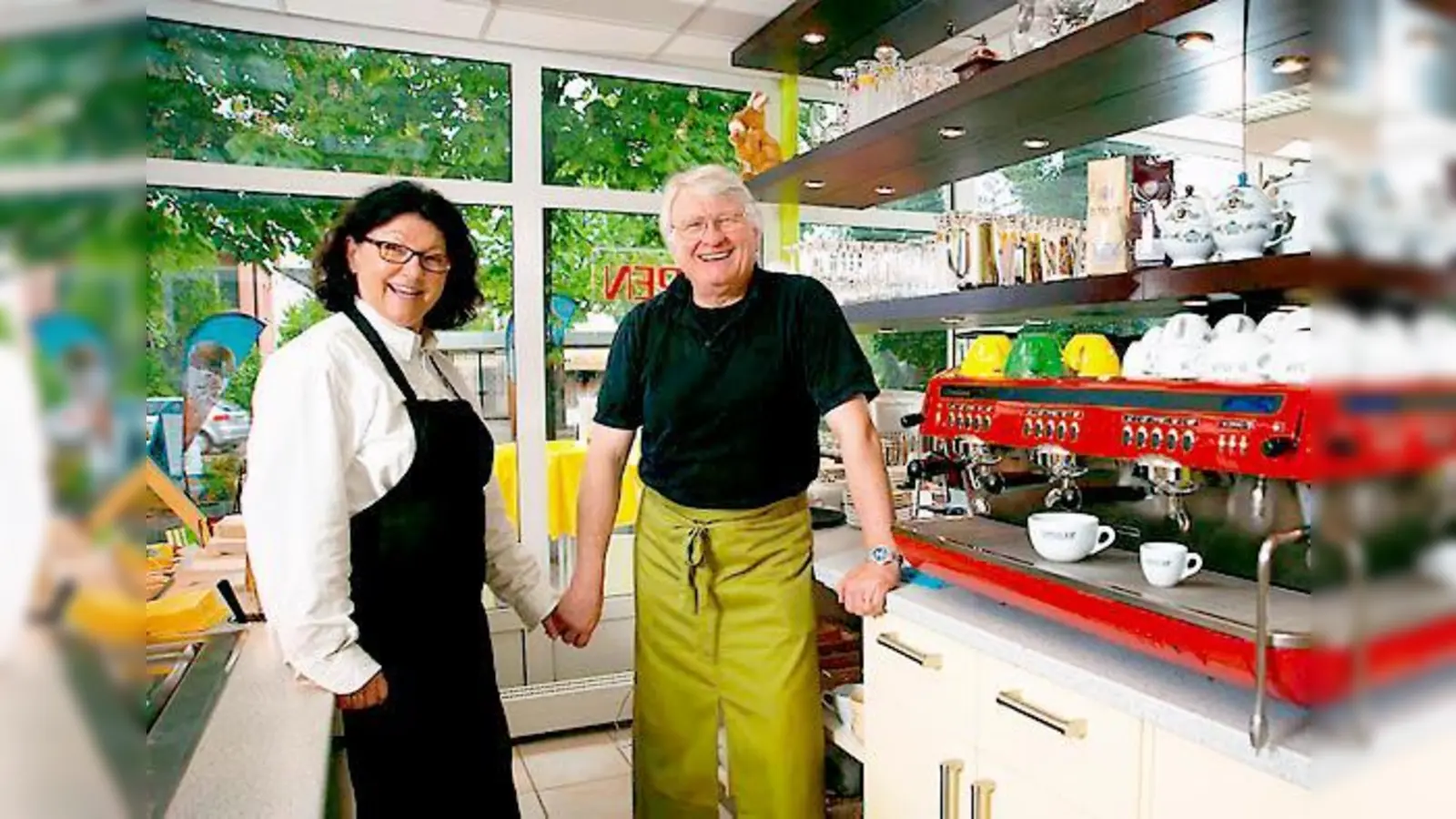 Frisch gebackene Café-Besitzer: die Ottobrunner Renate und Bob Brüwer.  (Foto: Pierre Kälin)