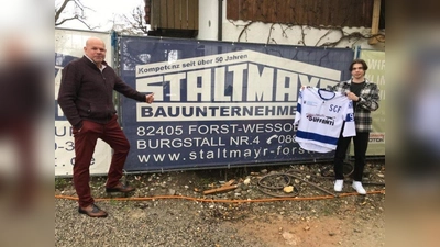 Kommt von den Peißenberger „Miners“ wieder zurück zu den Forster „Nature Boyz“: Julian Kraus. Darüber freut sich besonders auch Sepp Bachmeier. (Foto: SC Forst)