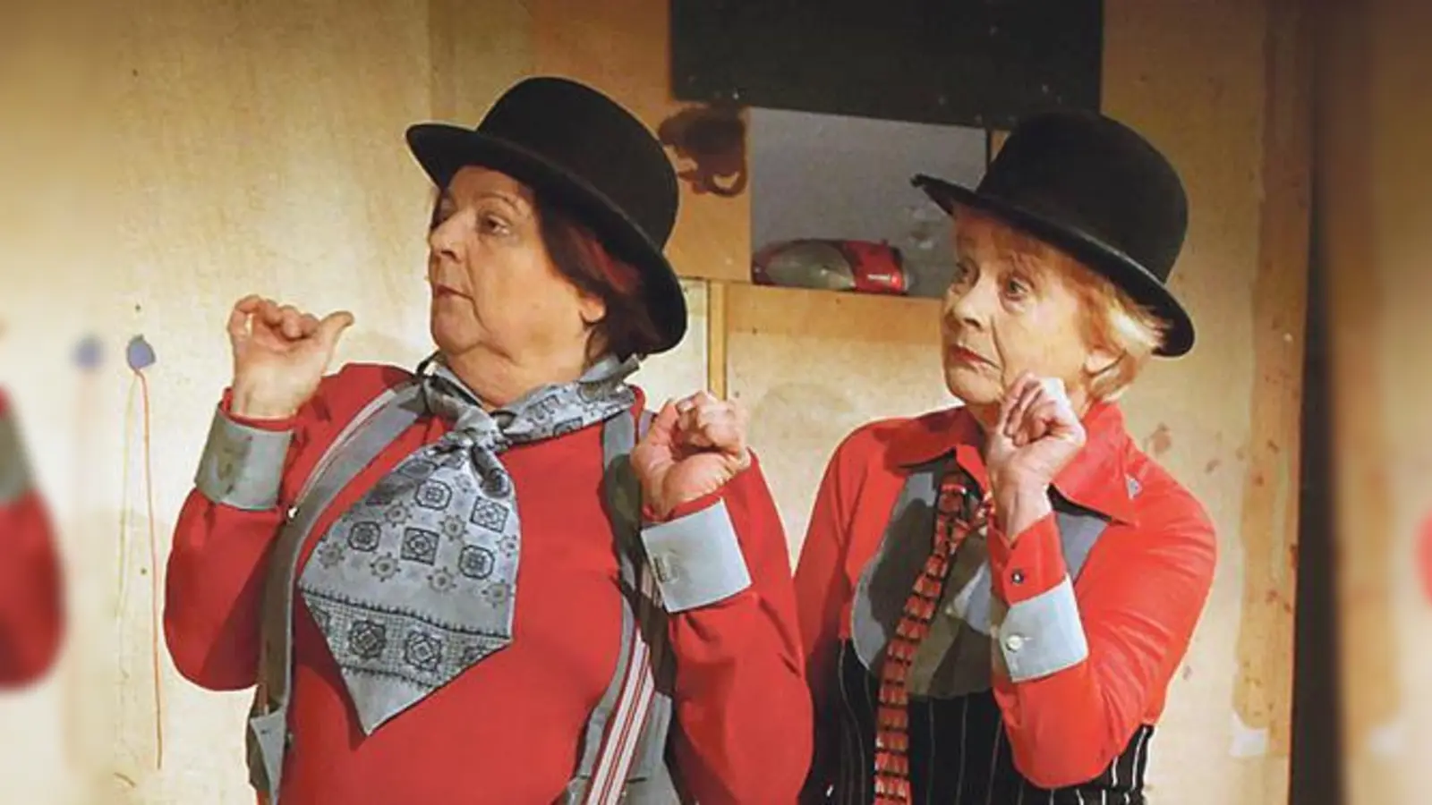 Maria Peschek und Anette Spola in »Vorsicht Sturzgefahr!« als als »Peppi« und »Charlie«.		 (Foto: Hilda Lobinger)