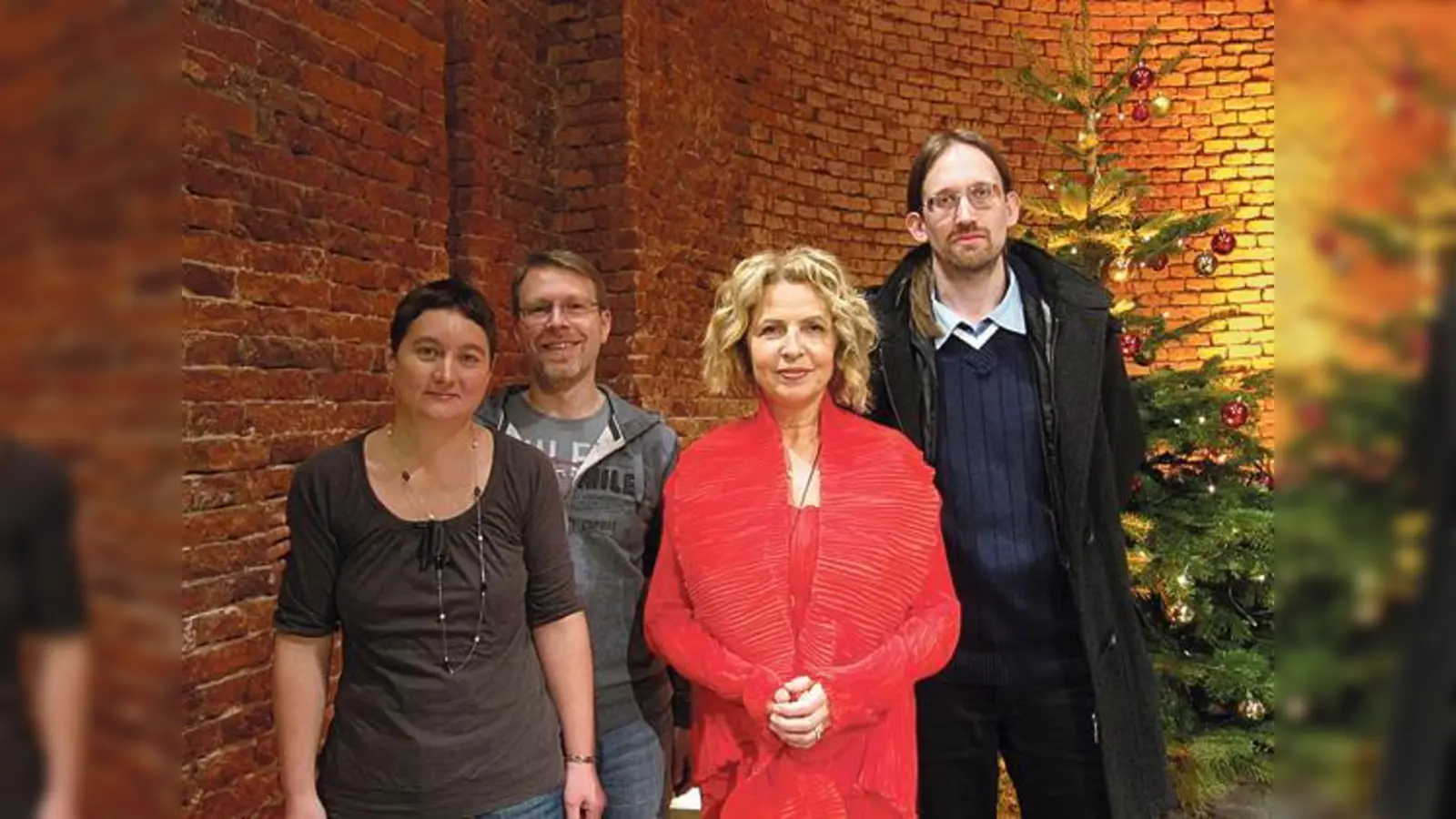 Freuten sich über das Meet &amp; Greet mit der bayerischen Künstlerin Michaela May (3. v. l.): Petra und Christian Fugmann und Christian Schmidt.  (Foto: hw)