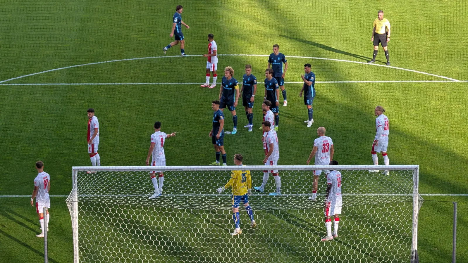 Vollversammlung im Strafraum: eine der zahlreichen Ecken für die Löwen. (Foto: M. Forster)