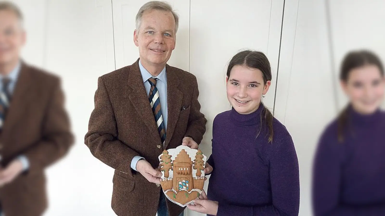 Grünwalds Bürgermeister Jan Neusiedl bedankte sich herzlich bei Anja Stutz (13 Jahre), die ihm ein selbstgebackenes Gemeindewappen überreichte. 	 (Foto: Gemeinde)