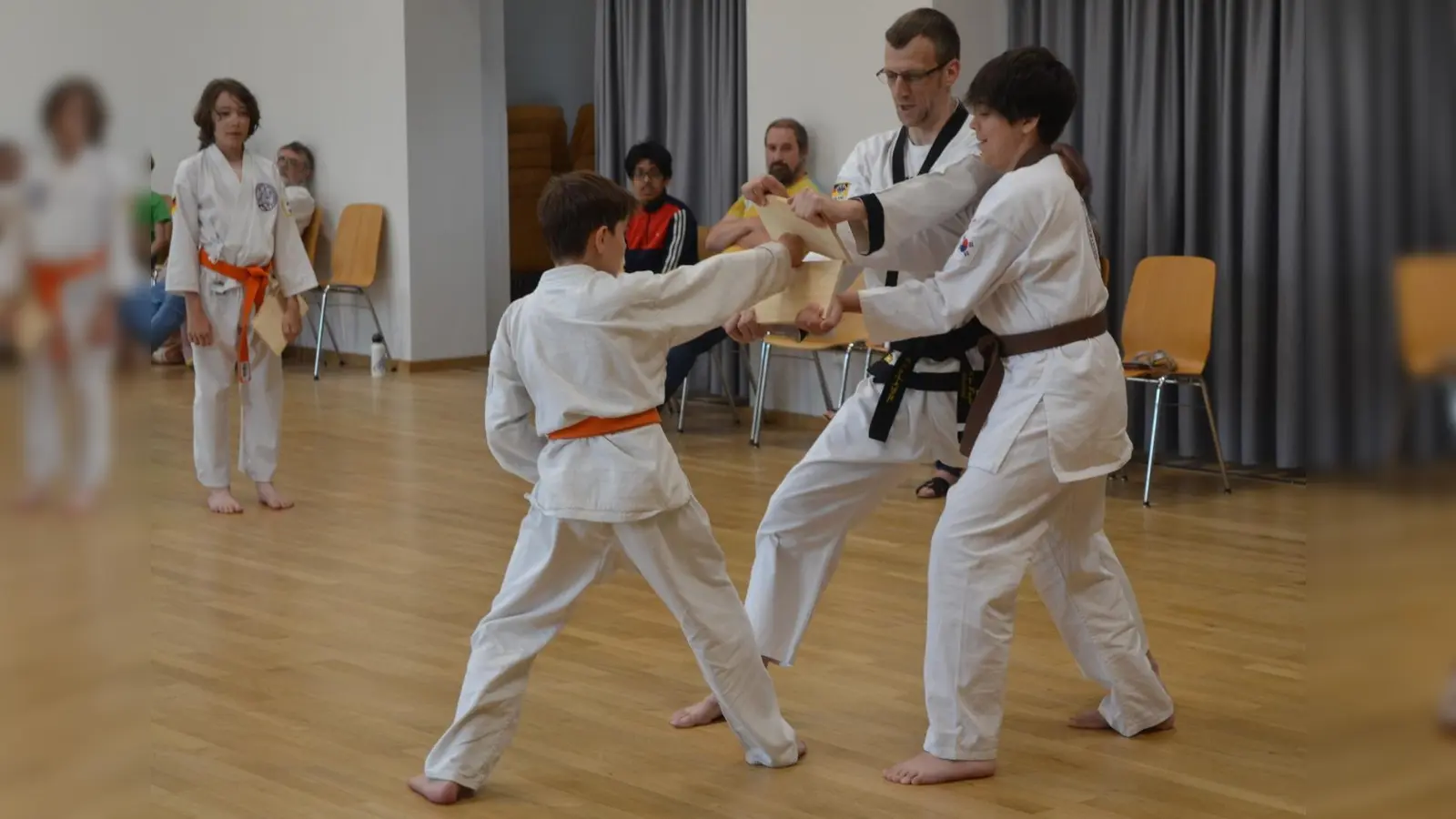 Ab der Prüfung auf Grüngurt müssen die Prüflinge ihr Können auch durch einen Bruchtest beweisen. (F.: TSV Neufahrn)