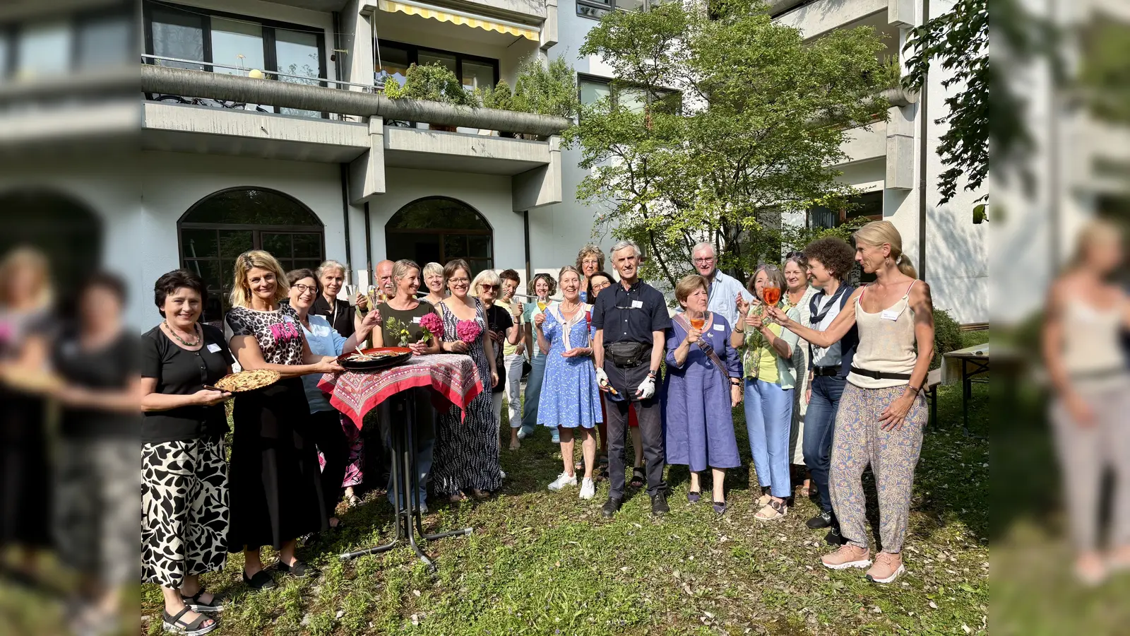 „Wir wünschen allen unseren Kursleitern und unseren vielen Kursteilnehmern einen schönen und erholsamen Sommer und freuen uns schon auf das kommende Semester!“, sagte Karola ALbrecht (3.v.l.) beim Sommerfest im Garten der VHS in Planegg.  (Foto: Ulrike Seiffert)