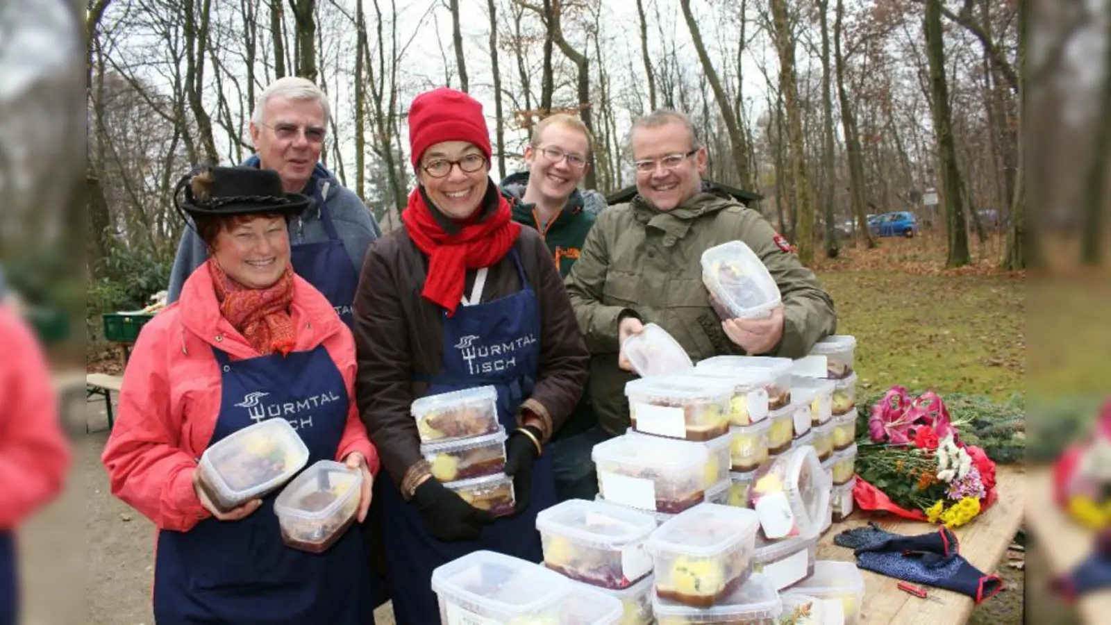 Karin Wolf, Joachim Schrader und Petra Schaber vom WürmtalTisch mit Sebastian und Andreas Weißenfeld (v.l.), die 54 Portionen Gänsekeulen mit Knödel und Blaukraut spendiert haben. (Foto: US)