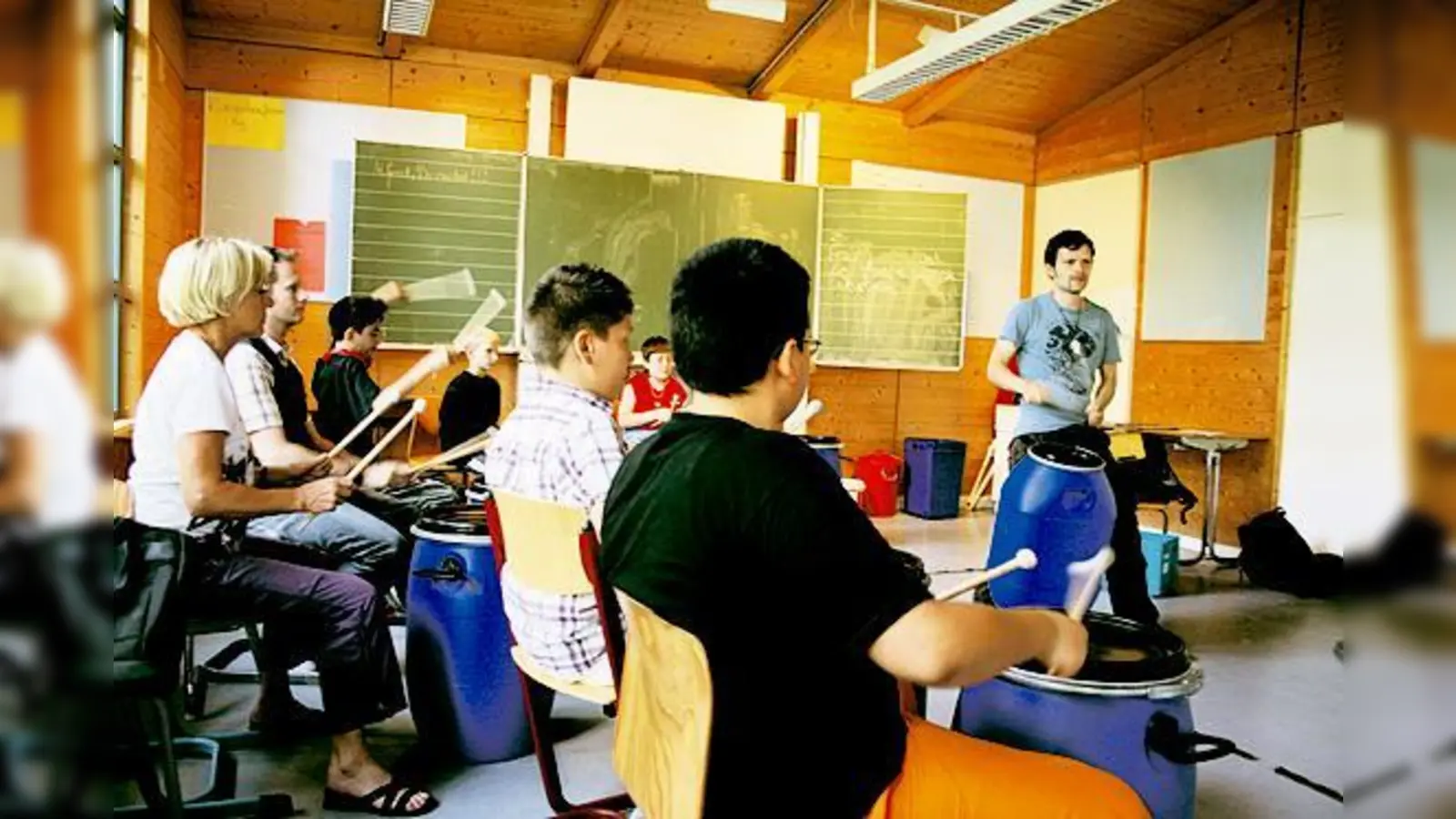 Immer richtig draufhauen: Das Duo Double Drums zeigt, wie es geht.   (Foto: Freunde Giesings e.V.)