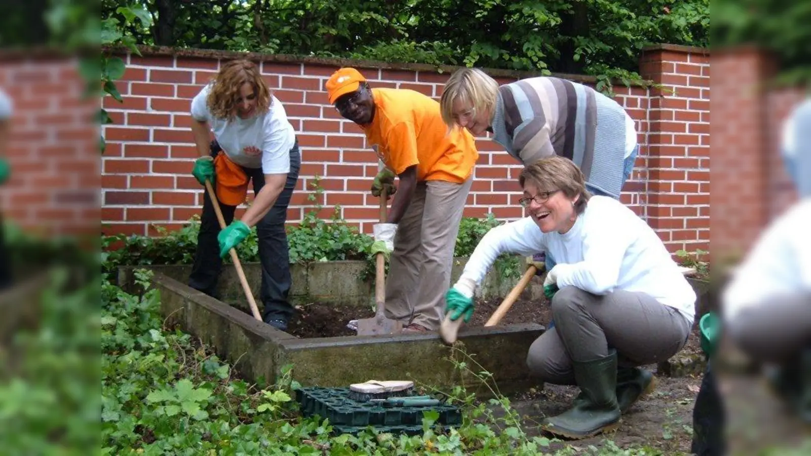 Platz für eine Sitzecke im Garten: OrangeDay-Organisatorin Claudia Kubacki (re.) und ihr Team ebnen den Untergrund. (Foto: AH)